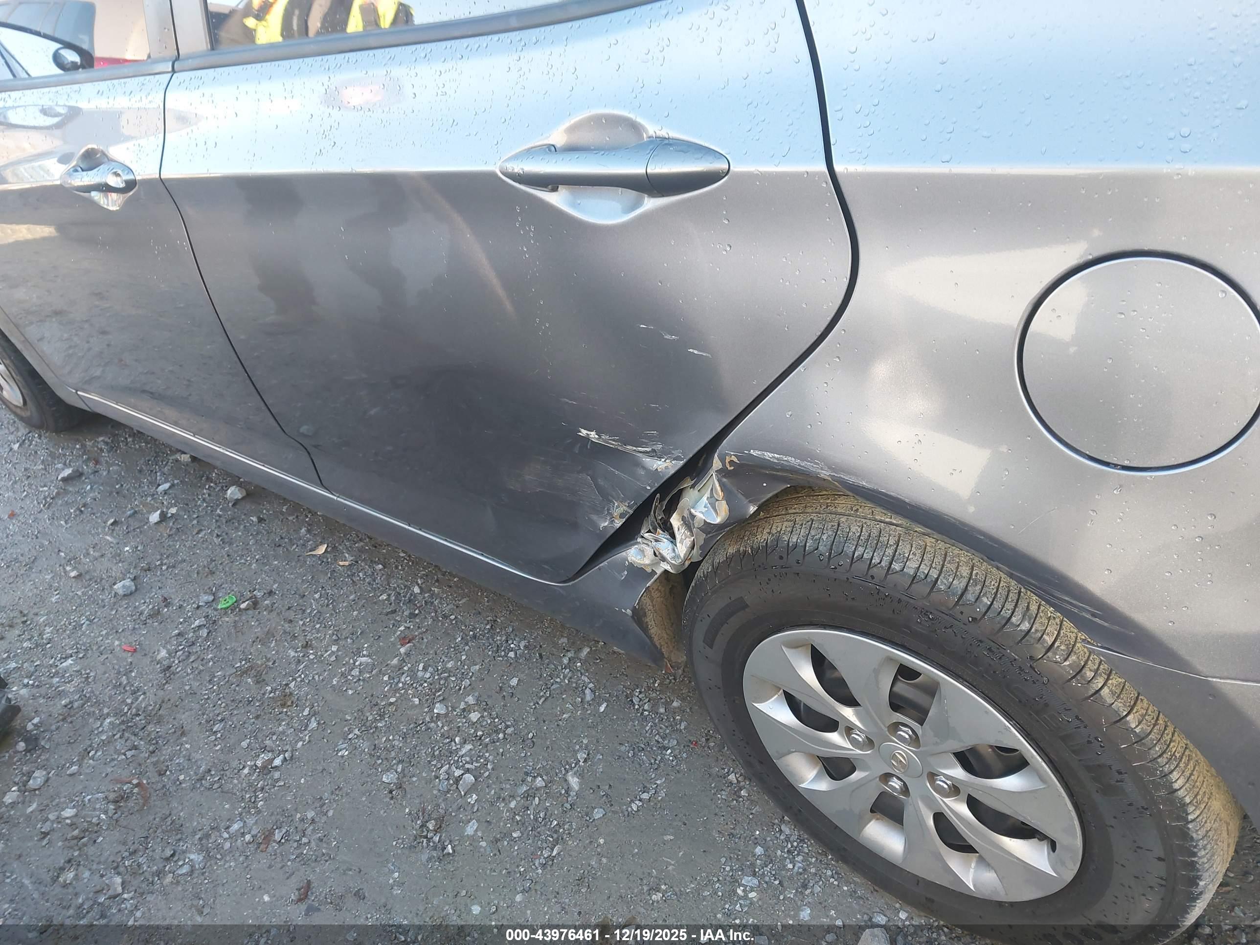HYUNDAI ACCENT image 6