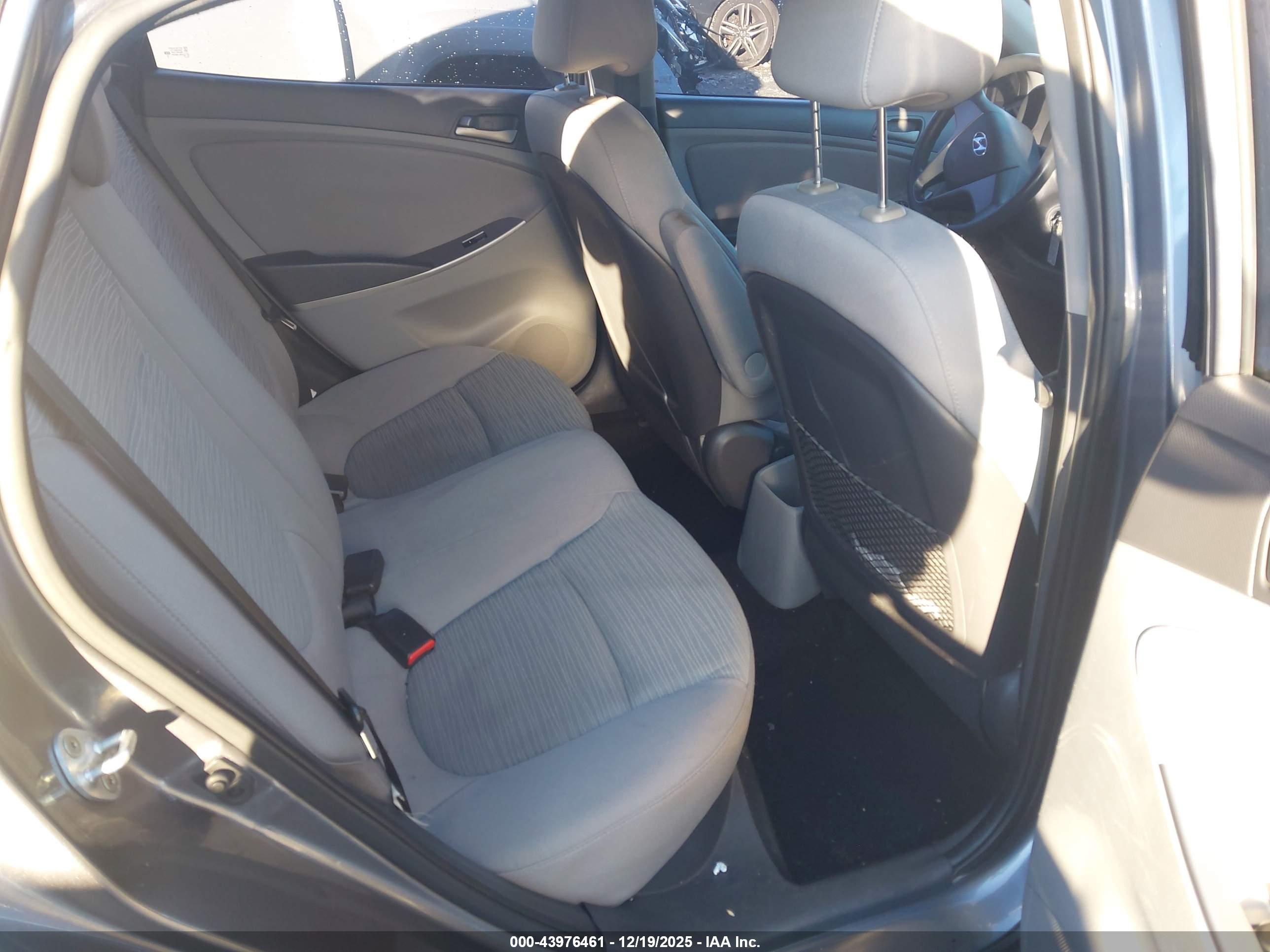 HYUNDAI ACCENT image 8