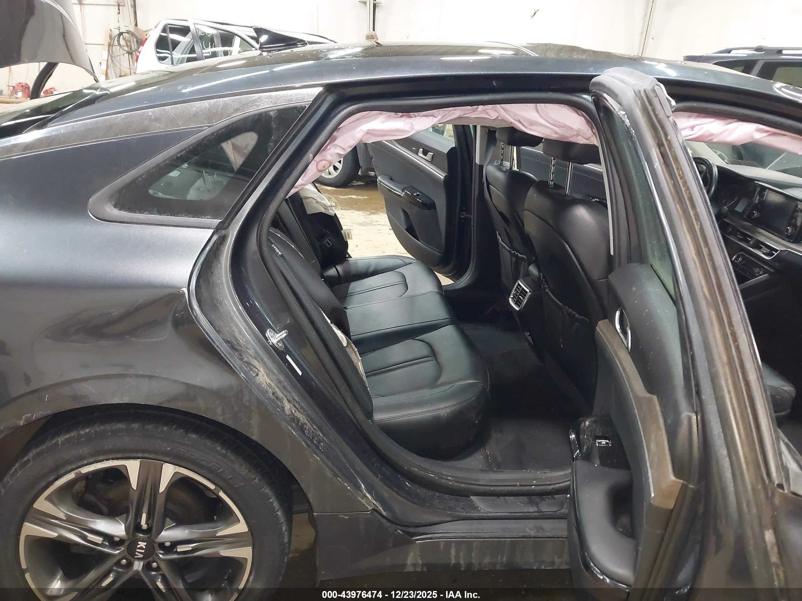 KIA K5 image 8