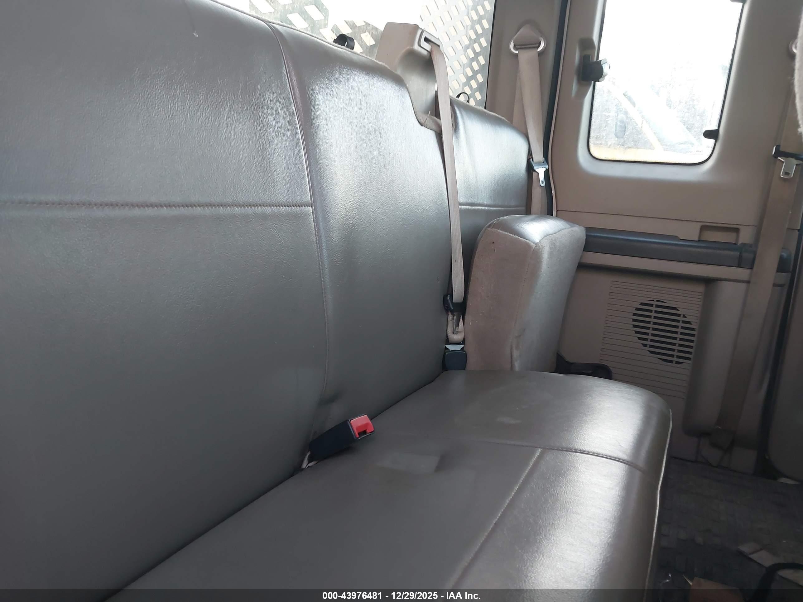 FORD F-550 image 8