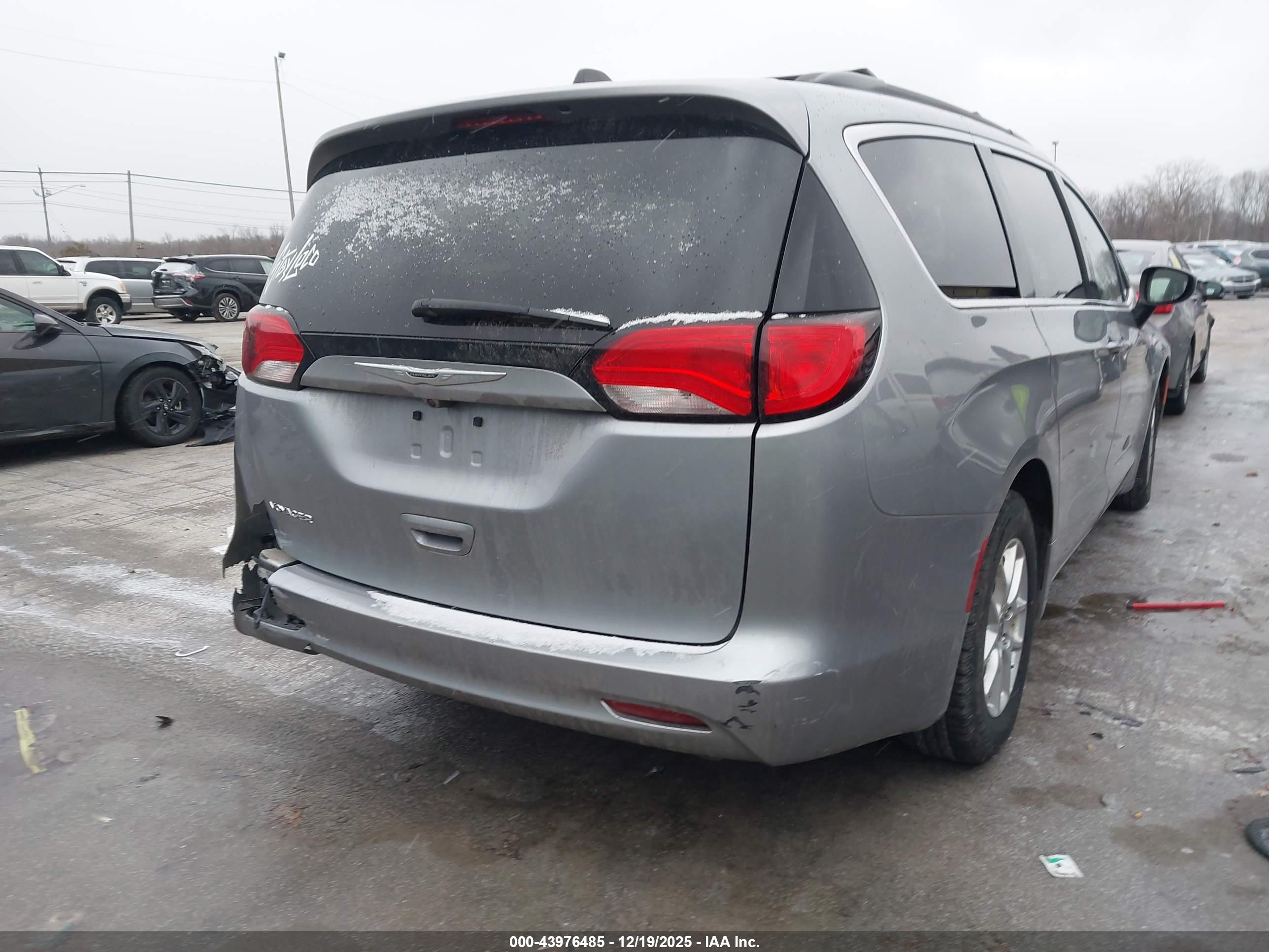 CHRYSLER VOYAGER image 4