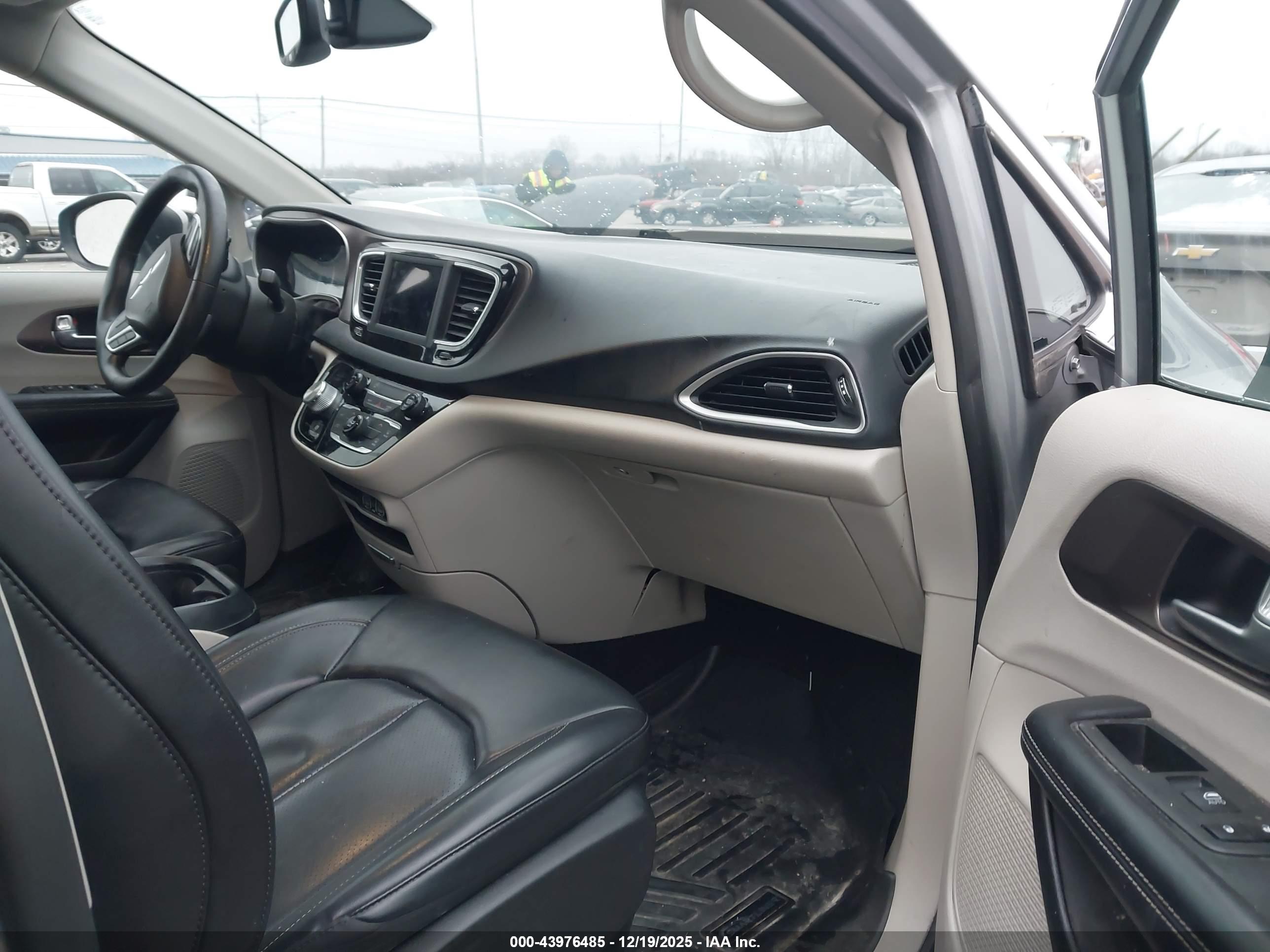 CHRYSLER VOYAGER image 5