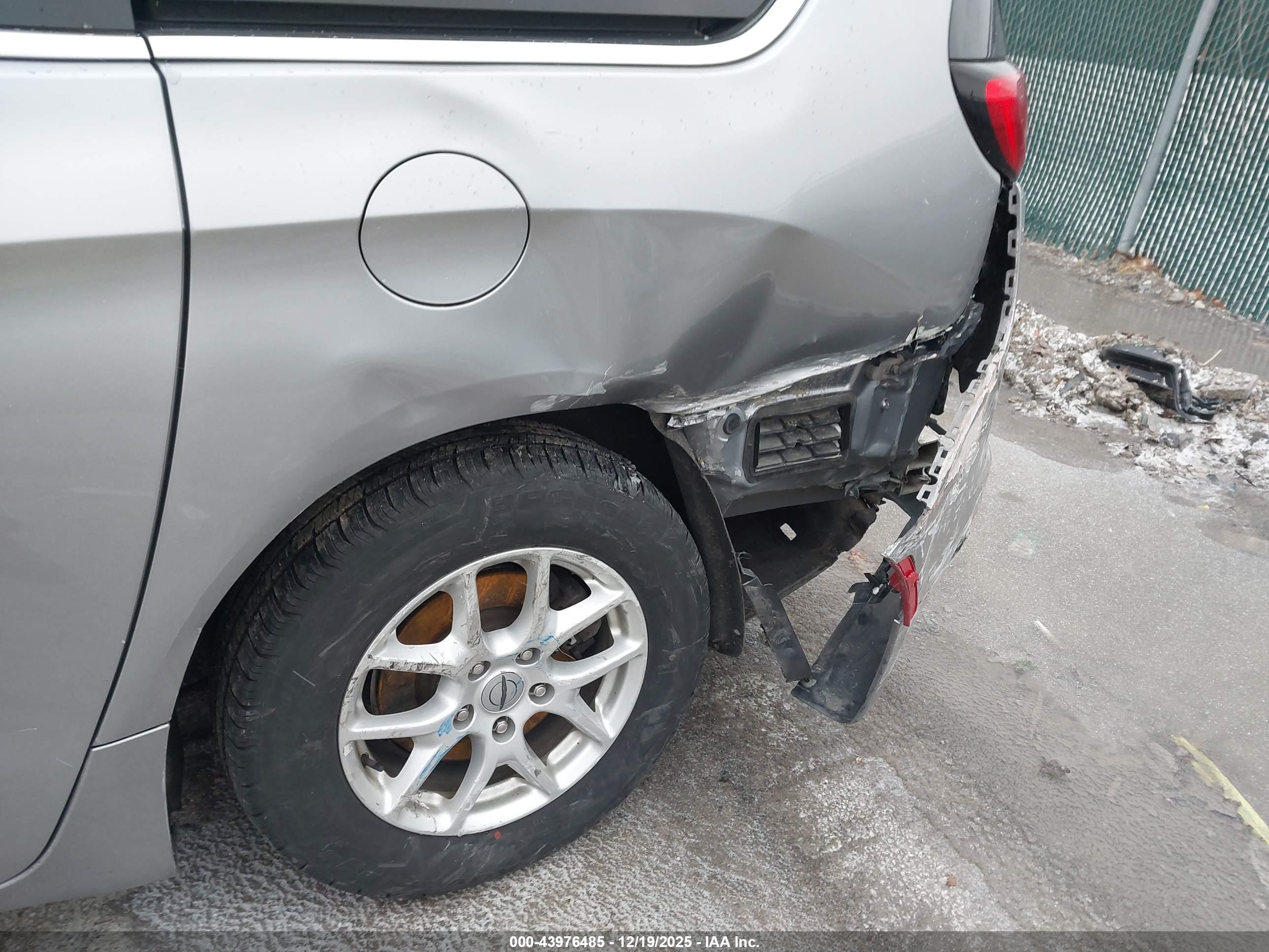 CHRYSLER VOYAGER image 6