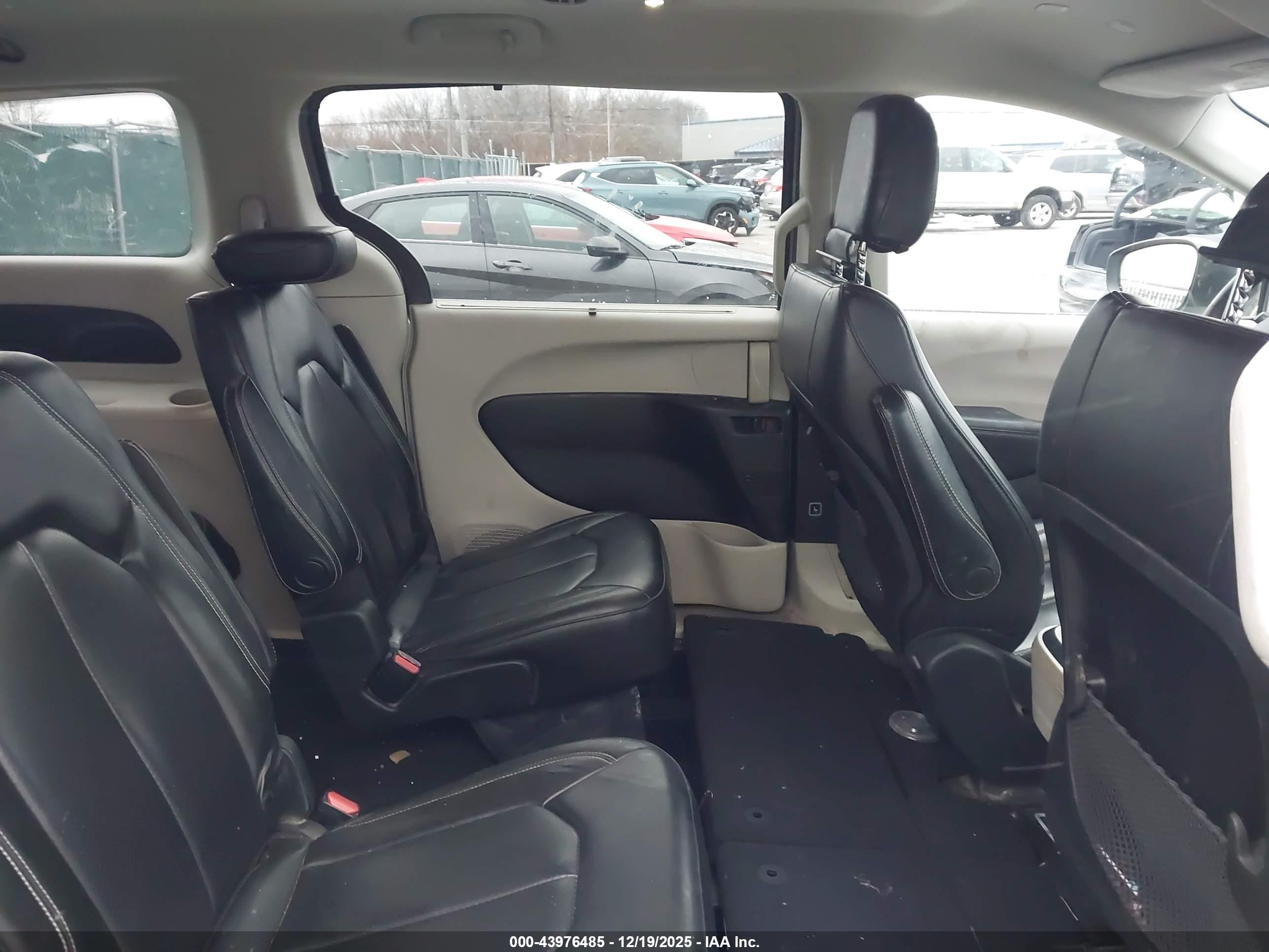 CHRYSLER VOYAGER image 8