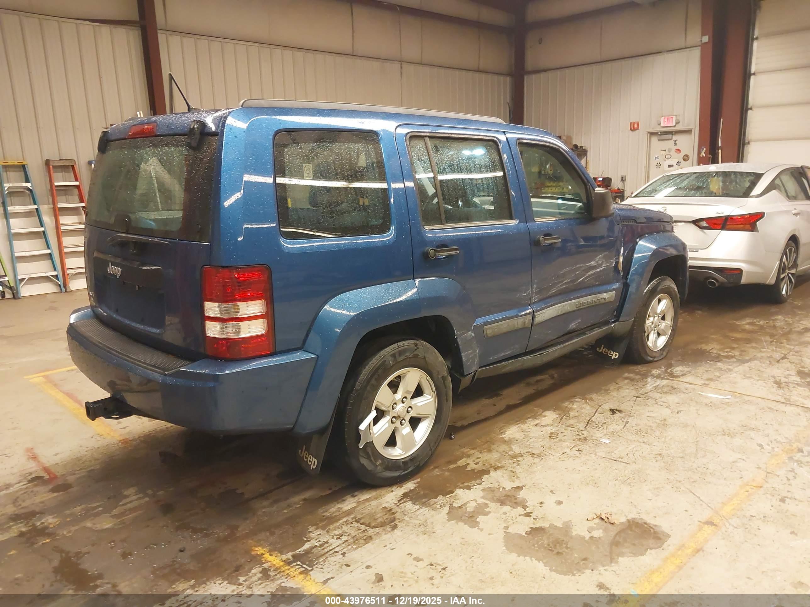 JEEP LIBERTY image 4