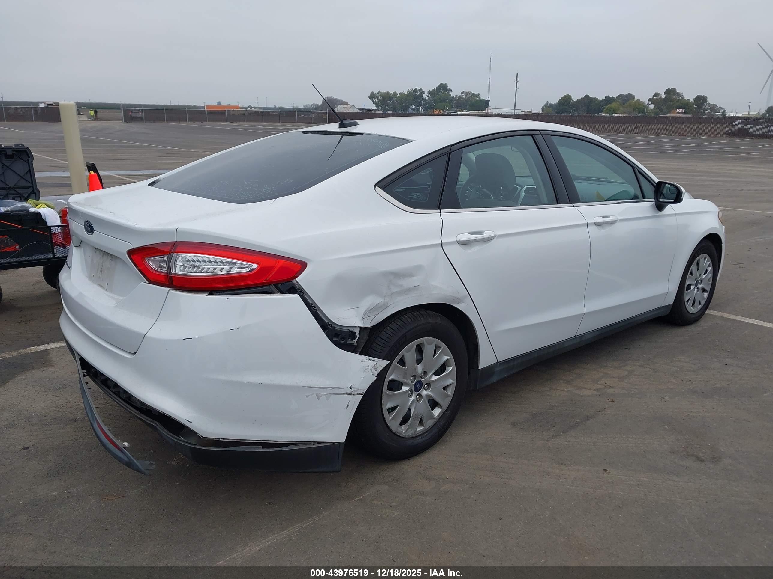 FORD FUSION image 4