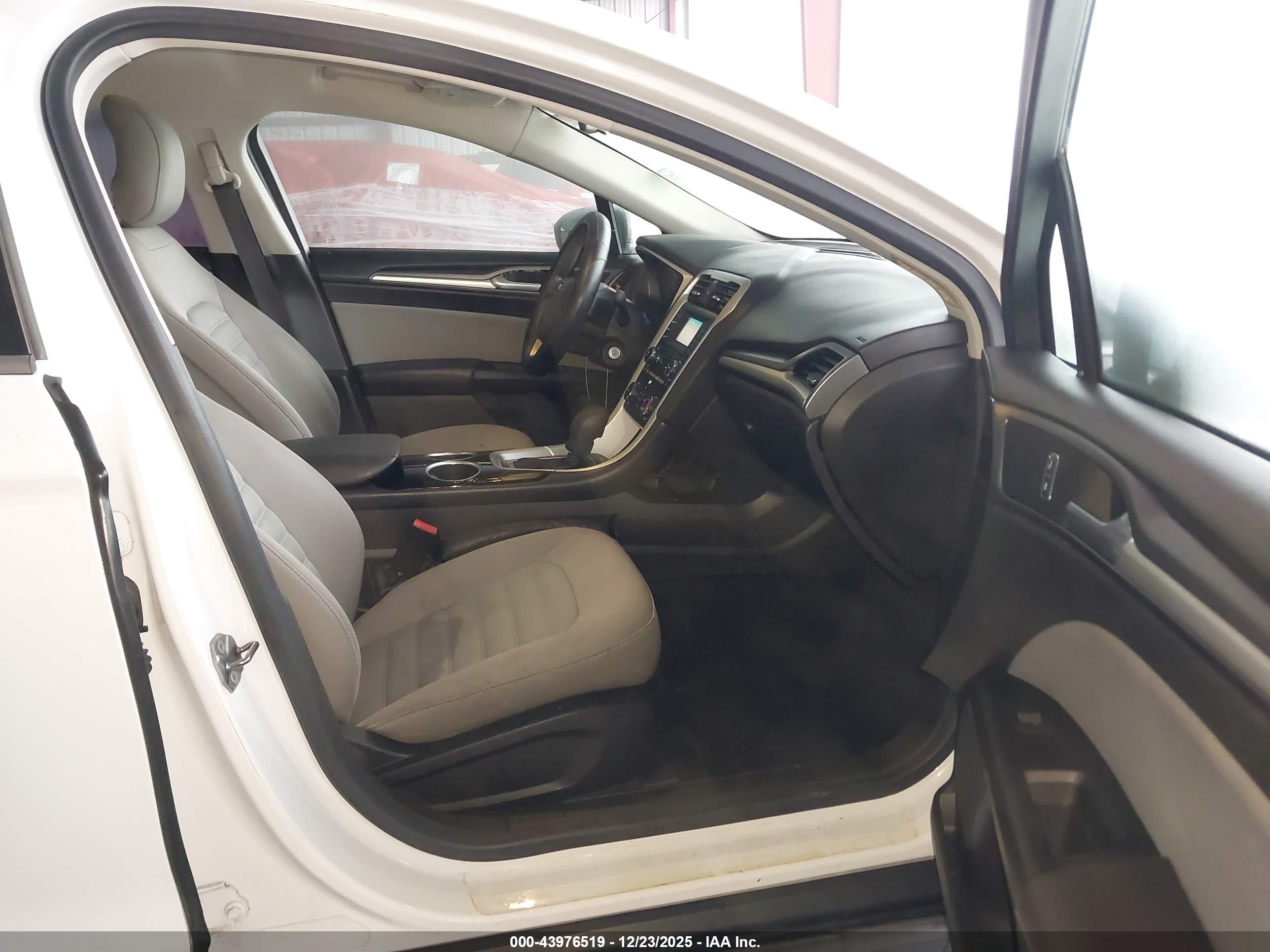 FORD FUSION image 5