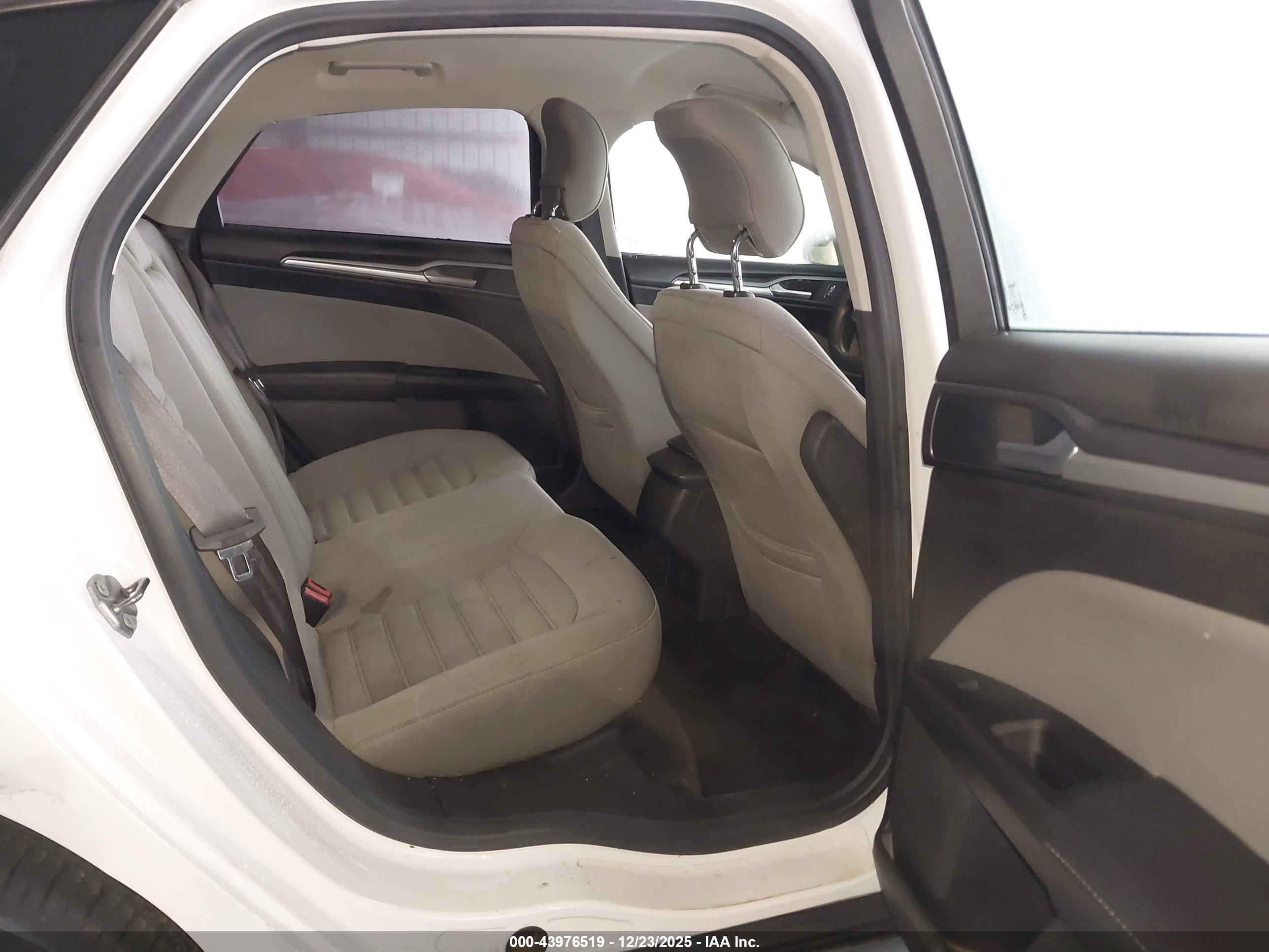 FORD FUSION image 8