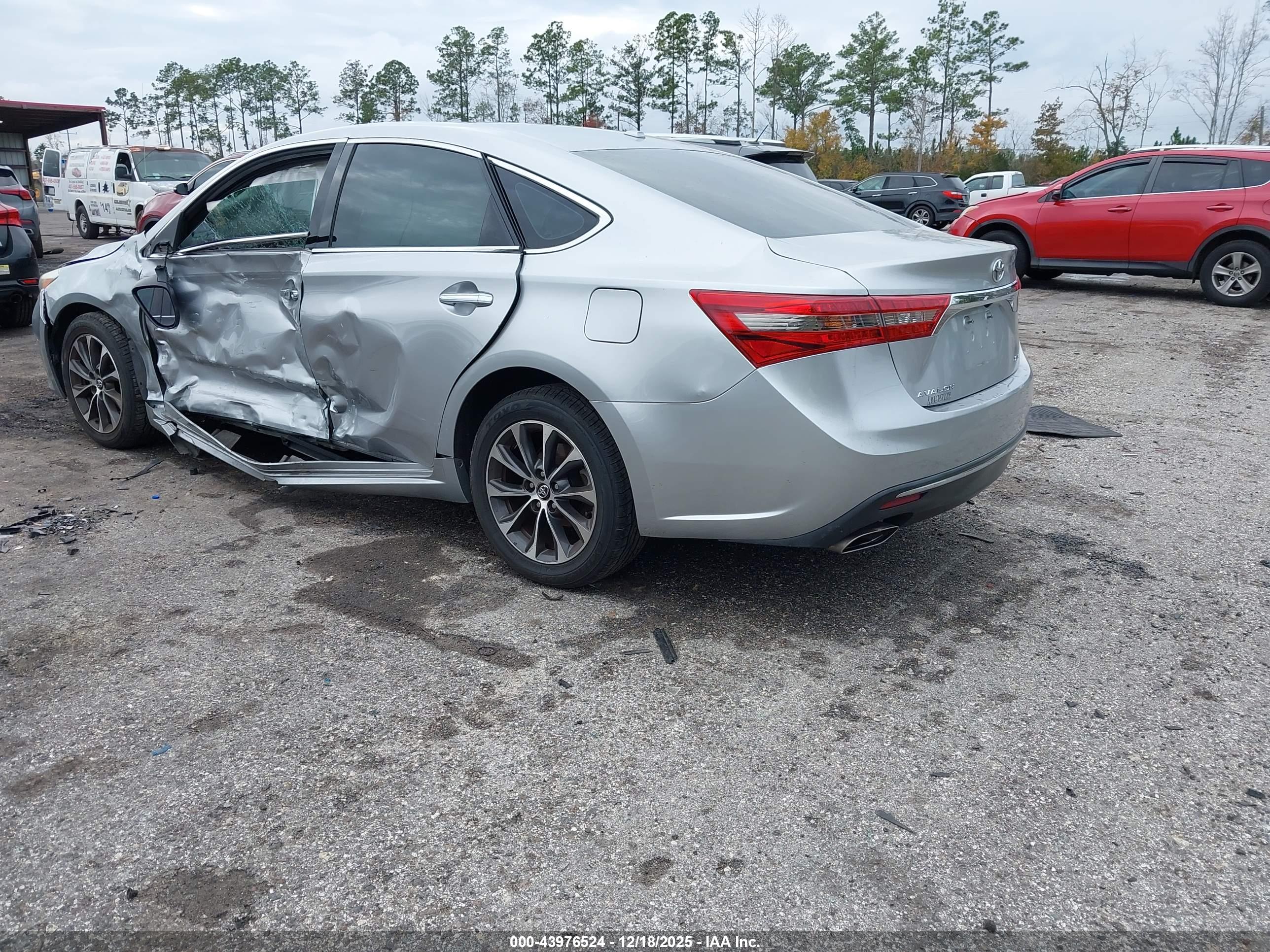 TOYOTA AVALON image 3
