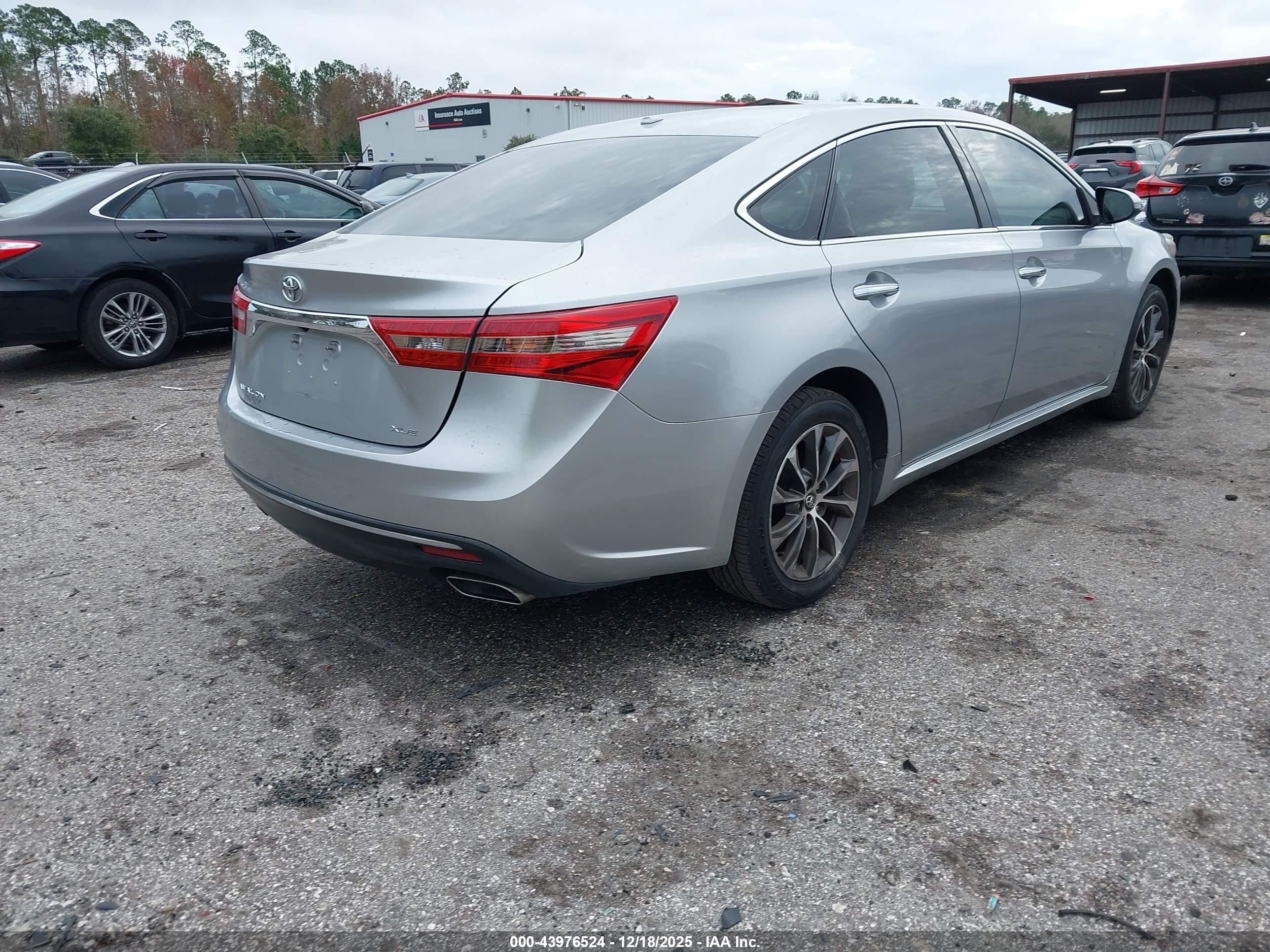 TOYOTA AVALON image 4