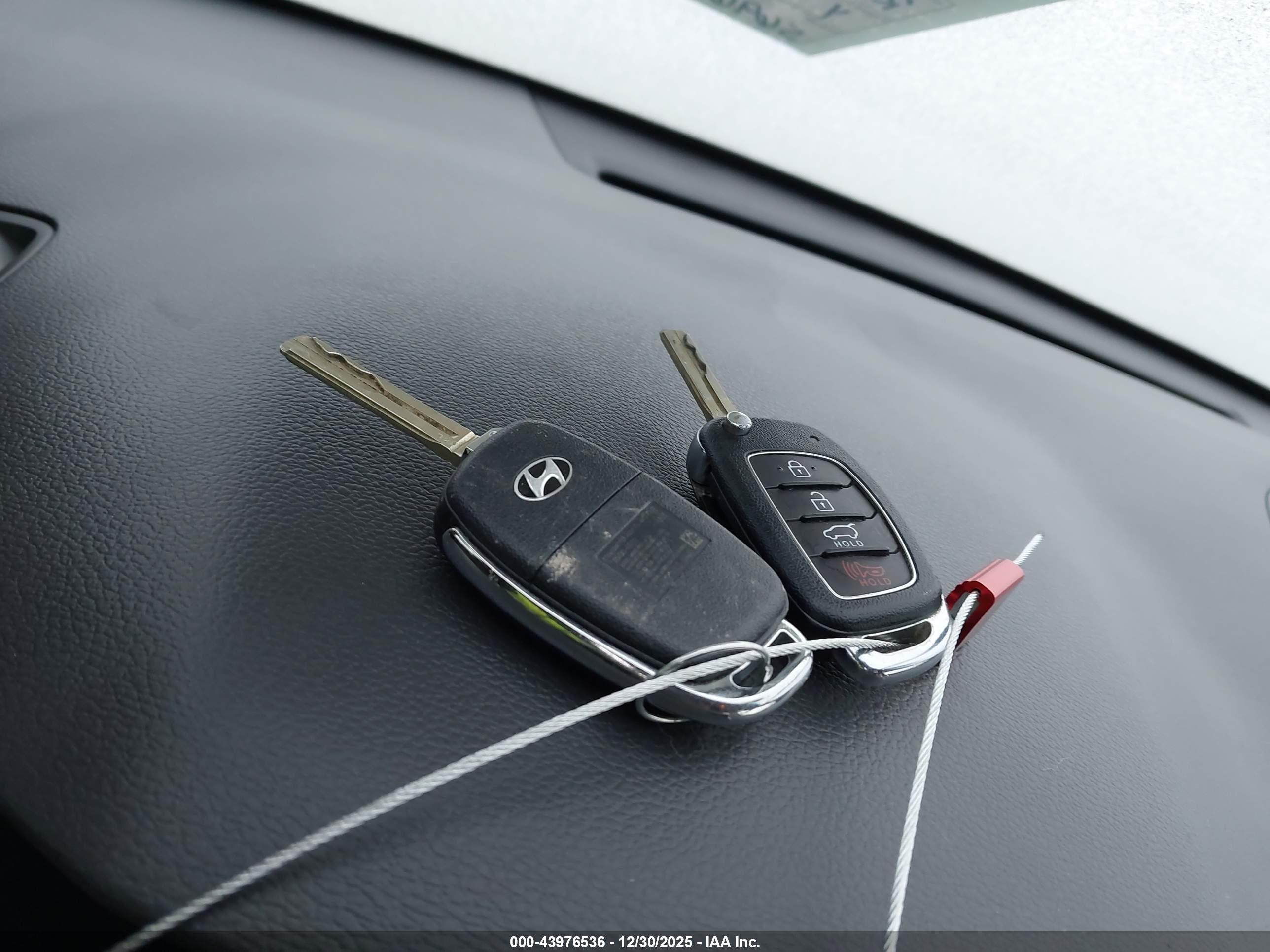 HYUNDAI TUCSON image 11