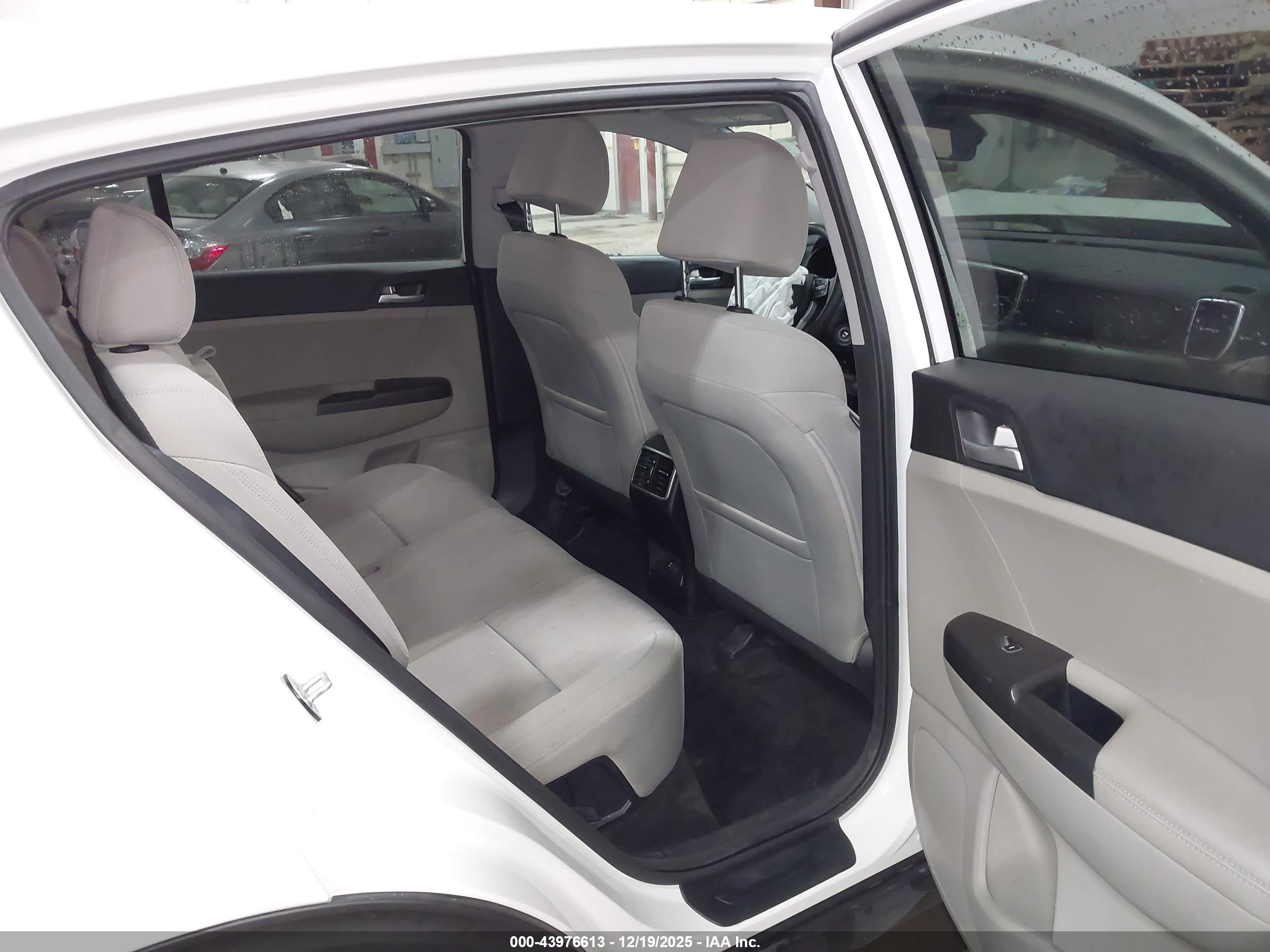 KIA SPORTAGE image 8