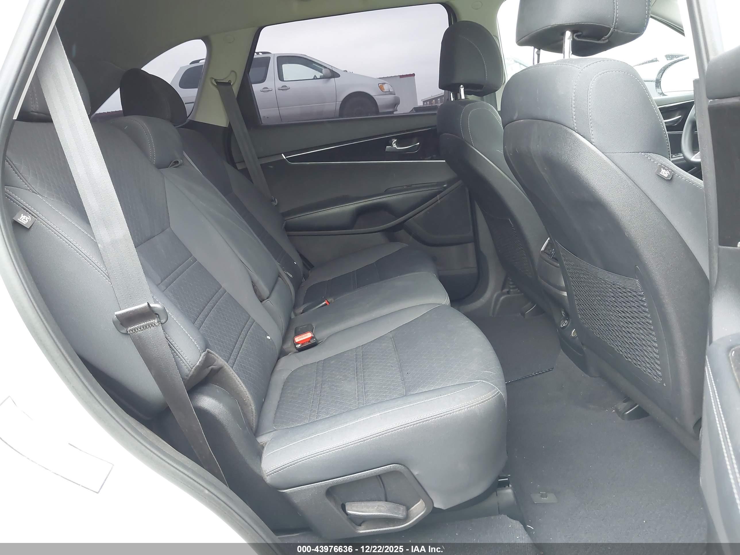 KIA SORENTO image 8