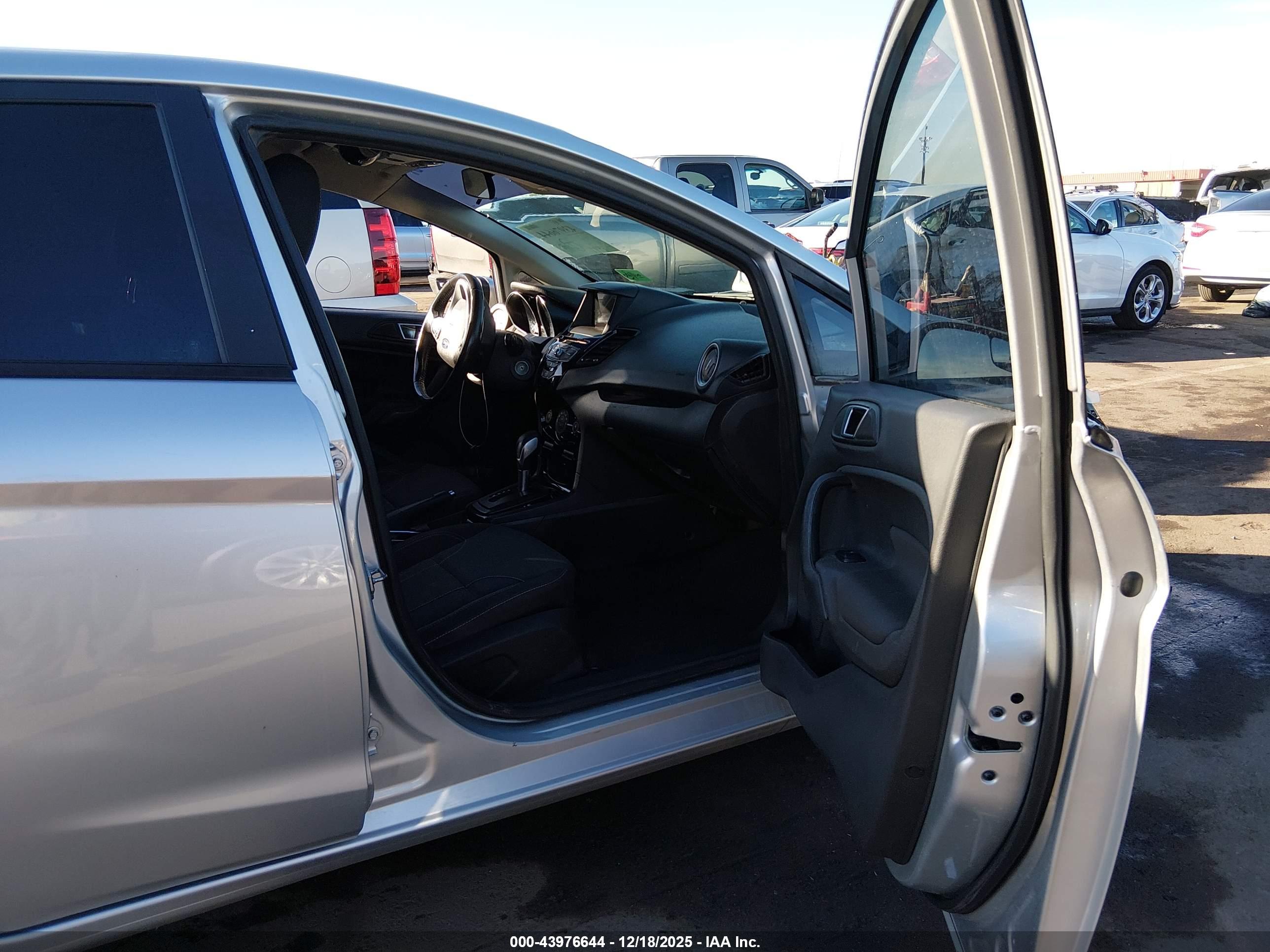 FORD FIESTA image 5