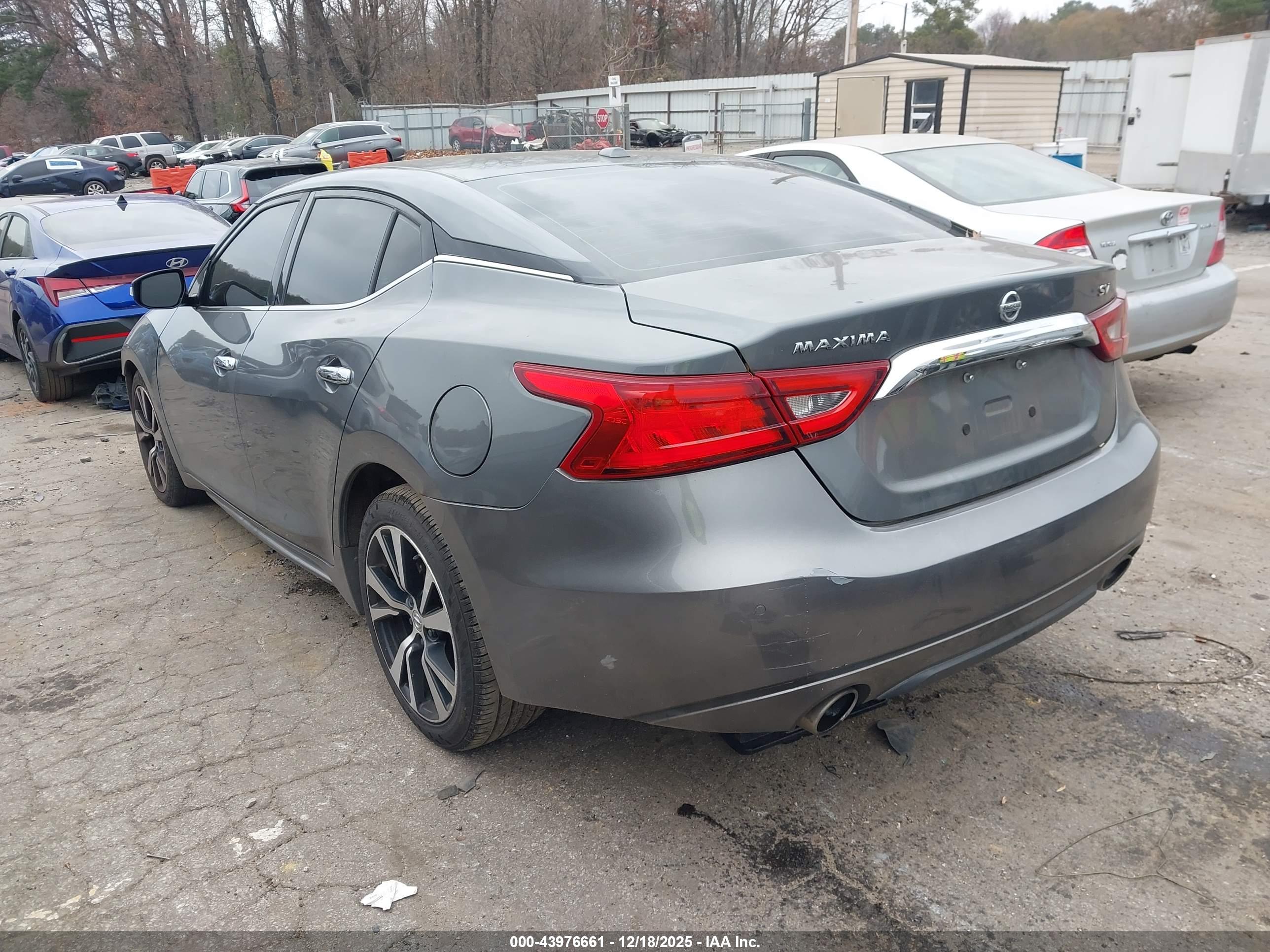 NISSAN MAXIMA image 3