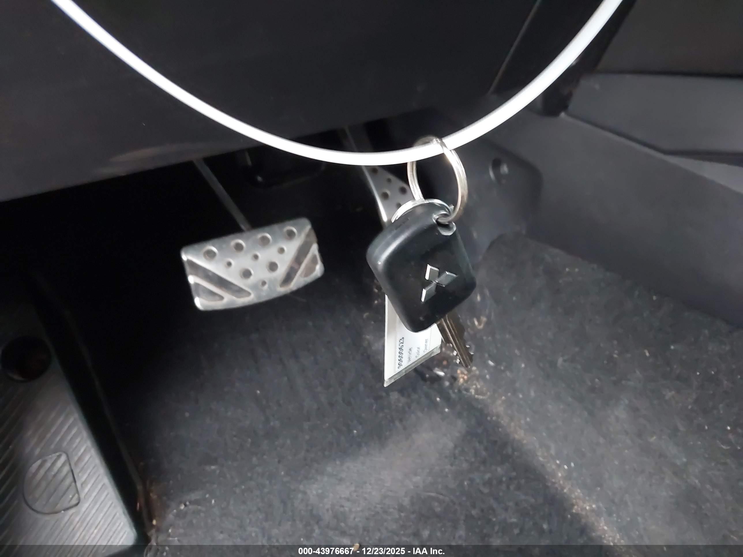 MITSUBISHI OUTLANDER image 11