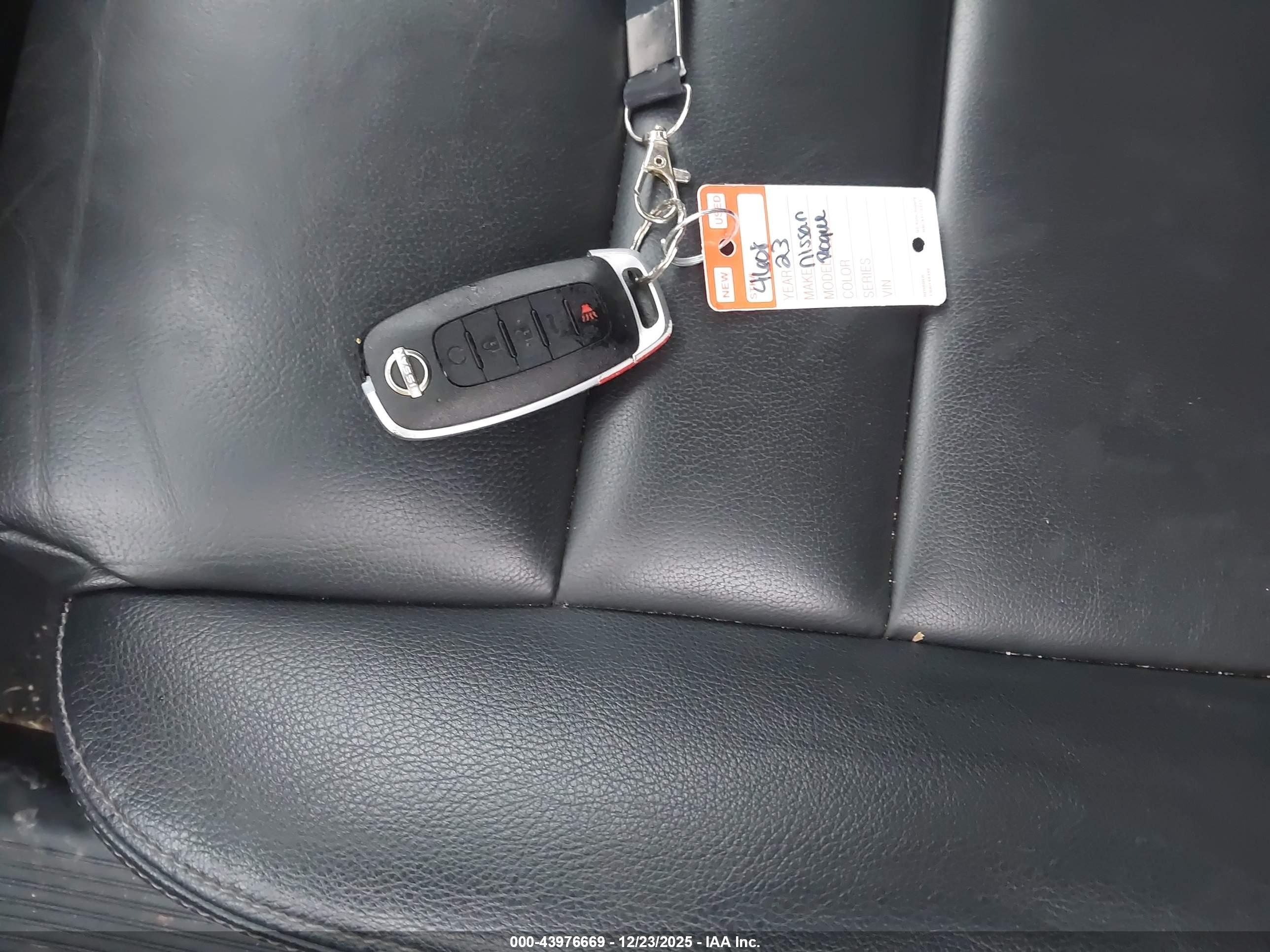 NISSAN ROGUE image 11