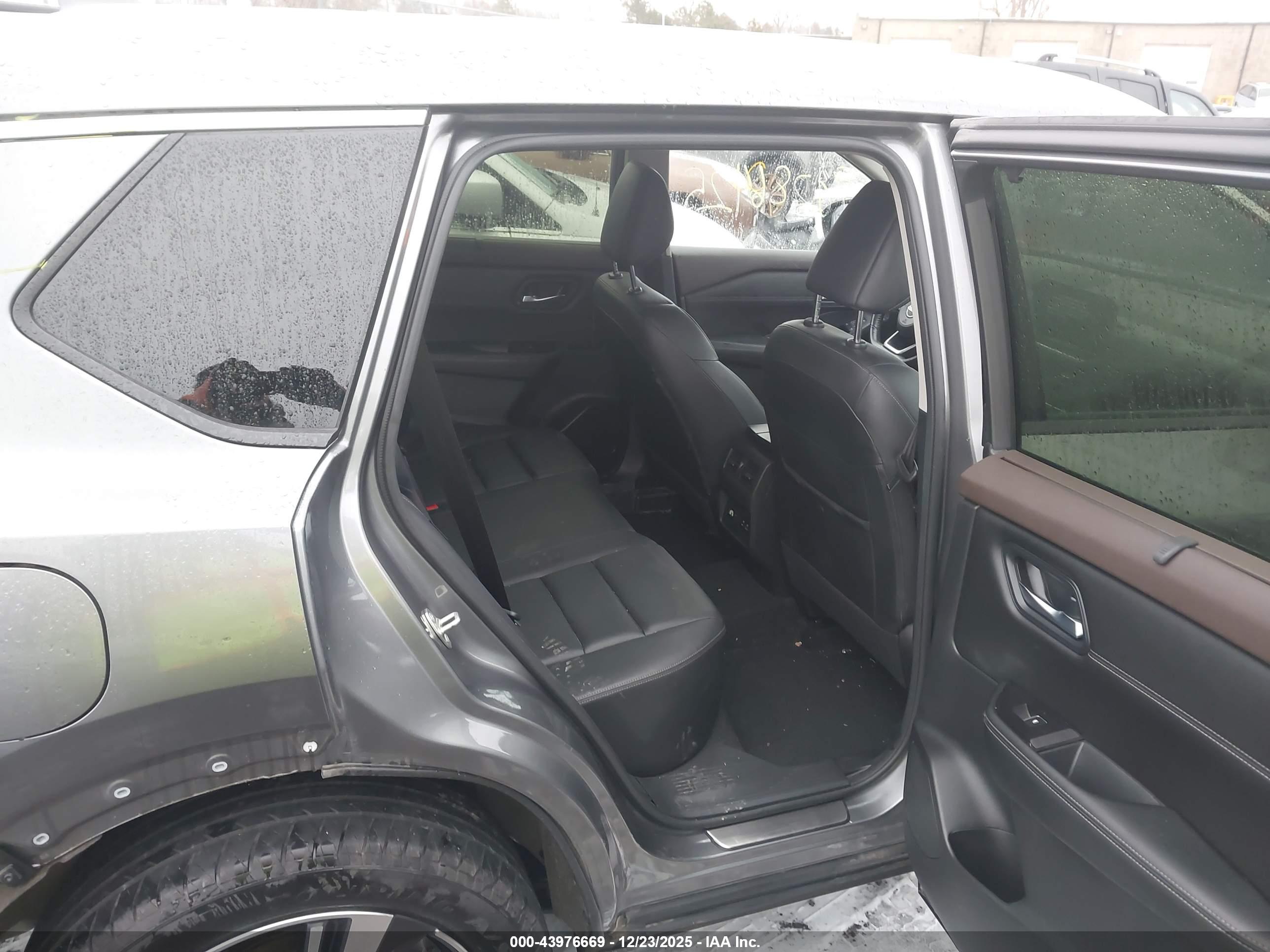 NISSAN ROGUE image 8