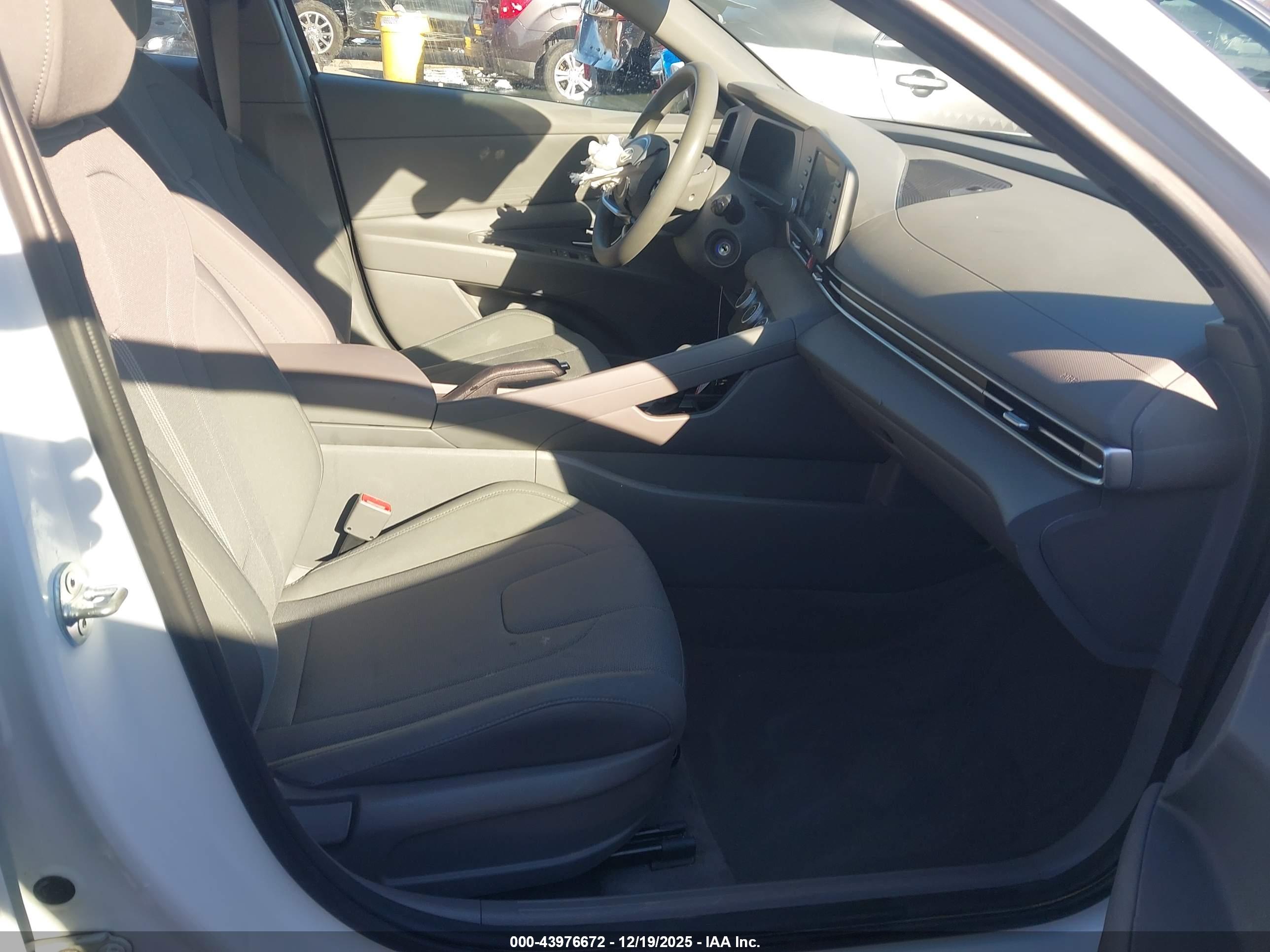 HYUNDAI ELANTRA image 5