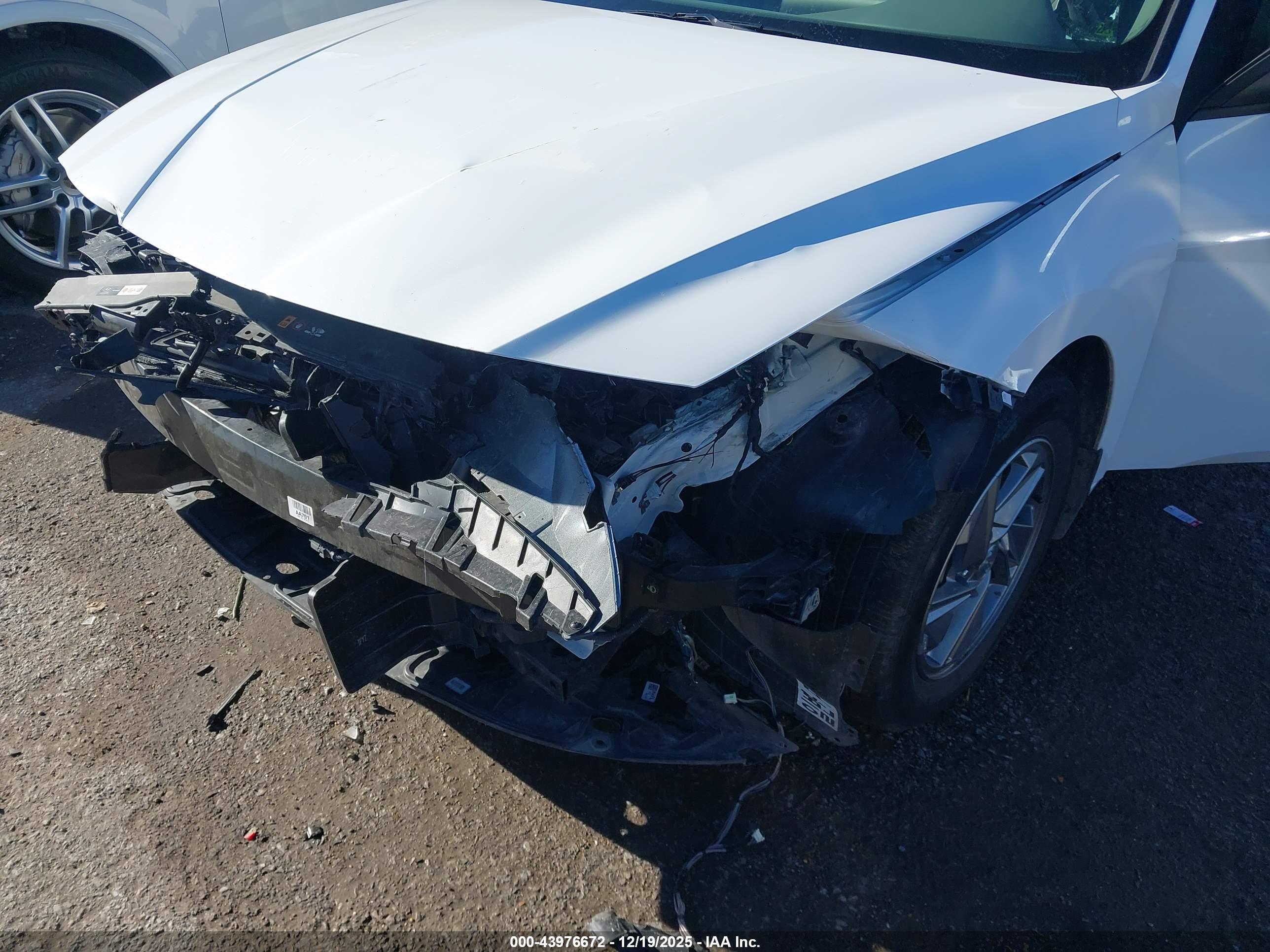 HYUNDAI ELANTRA image 6