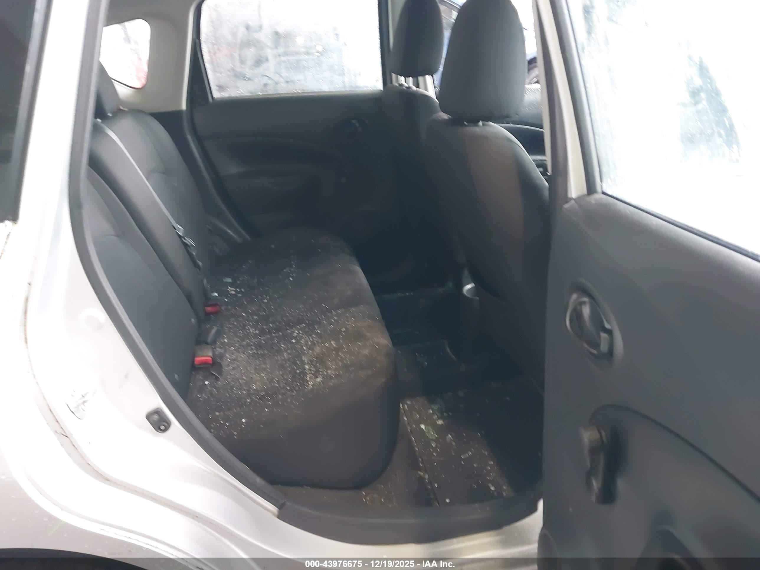 NISSAN VERSA image 8