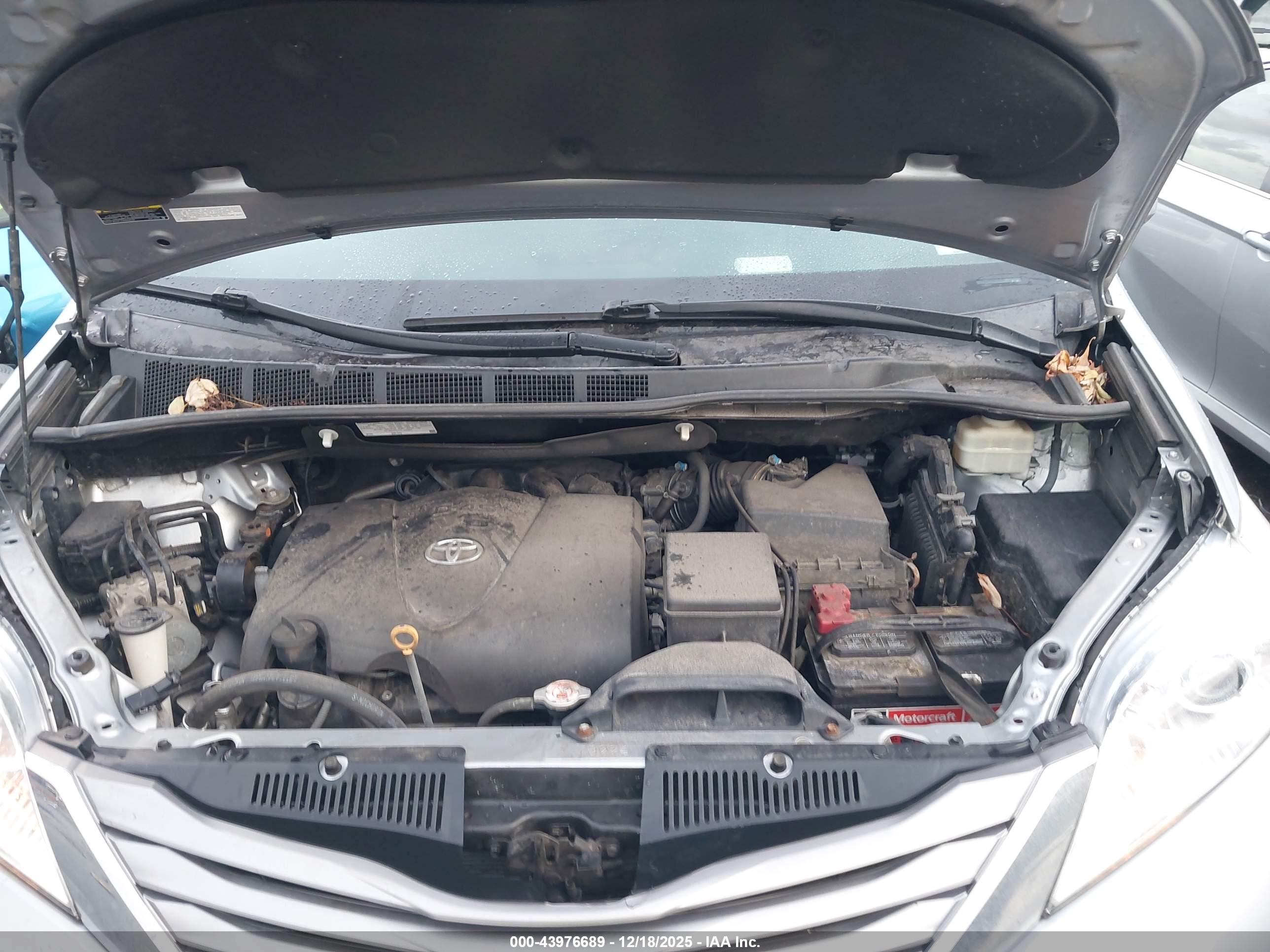 TOYOTA SIENNA image 10