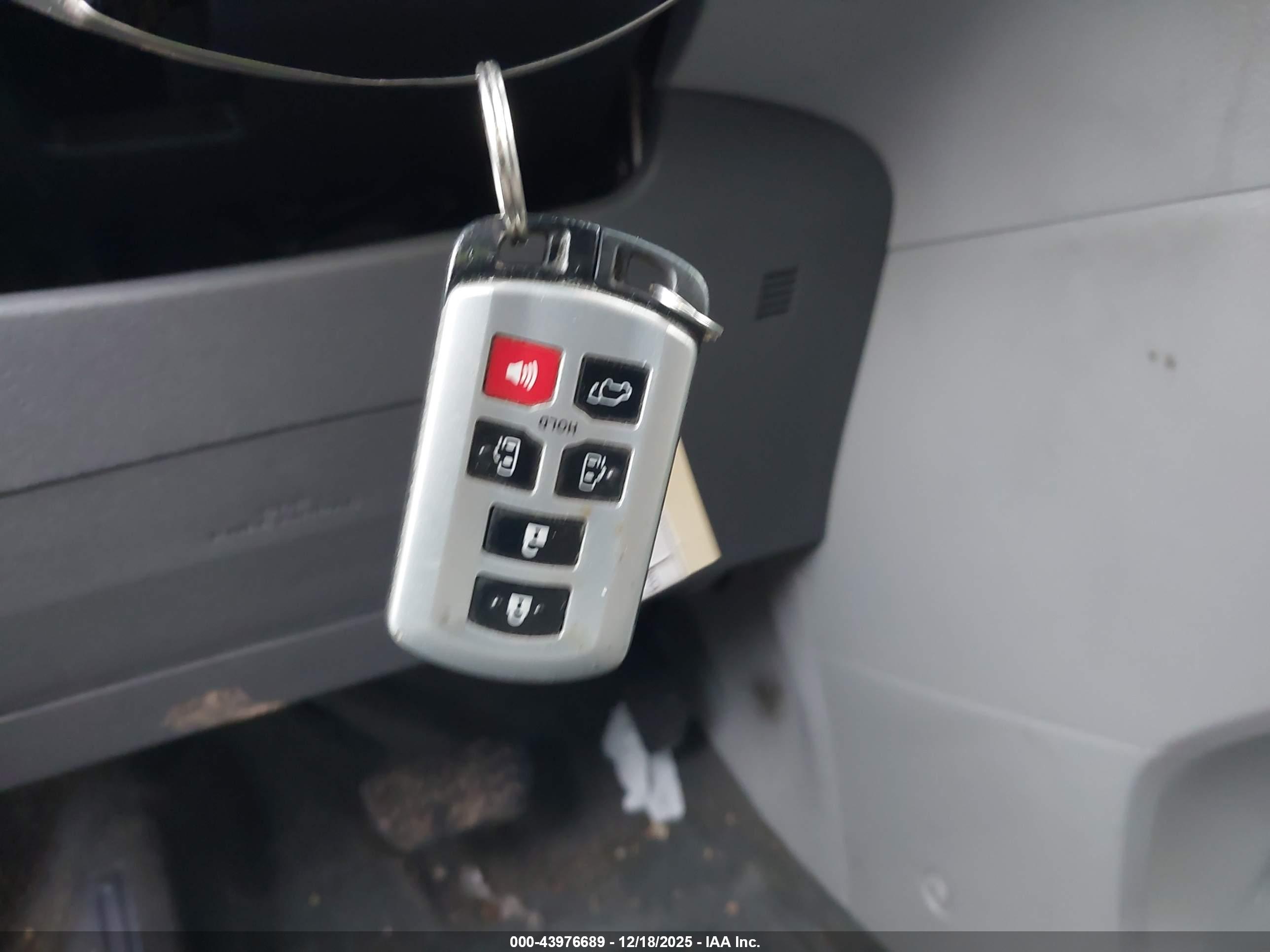 TOYOTA SIENNA image 11