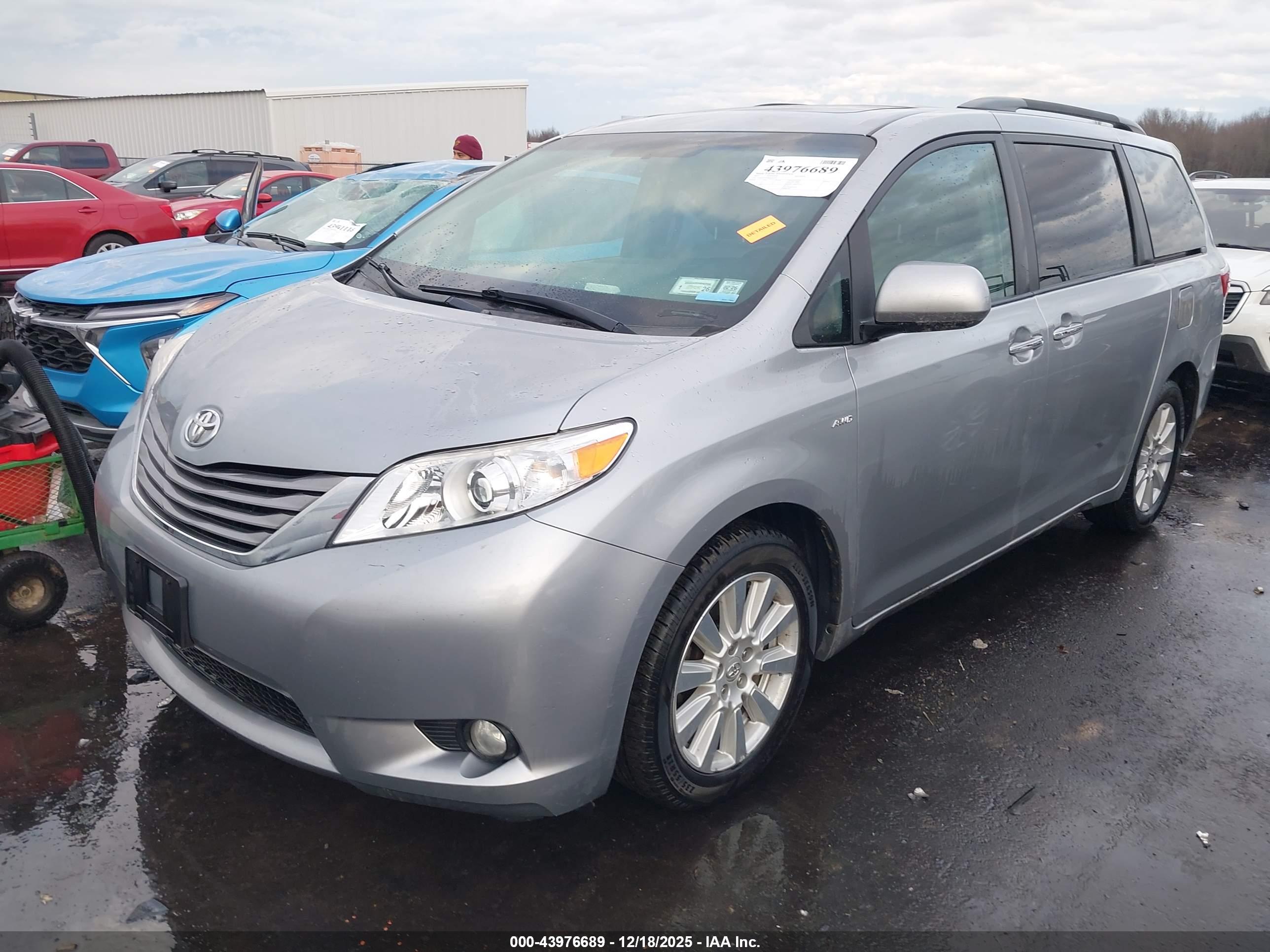 TOYOTA SIENNA image 2