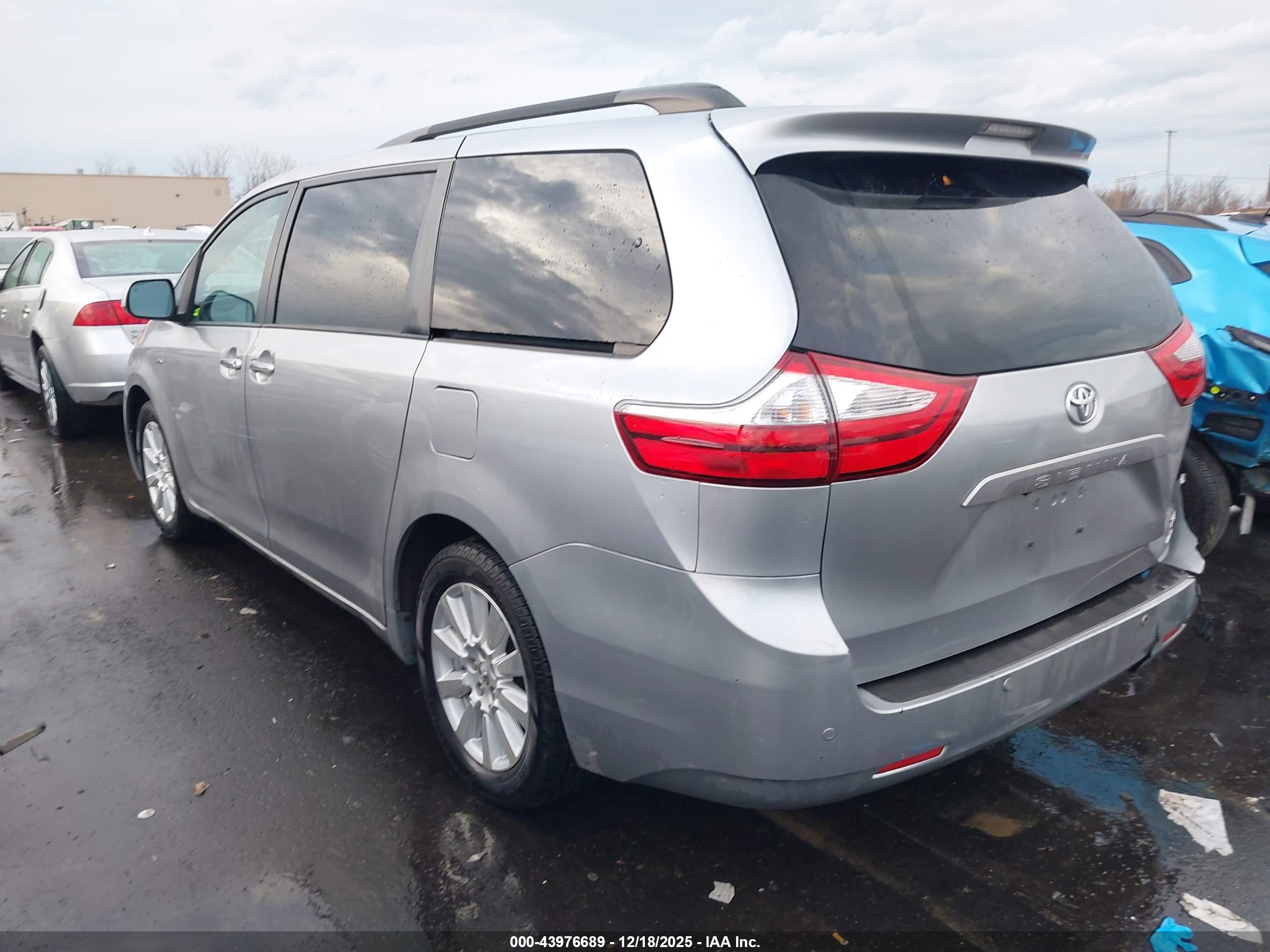 TOYOTA SIENNA image 3