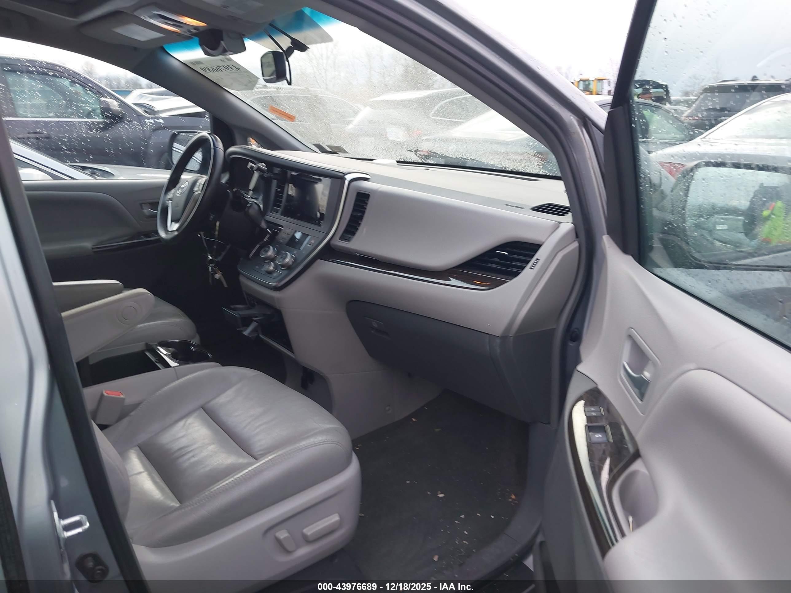 TOYOTA SIENNA image 5