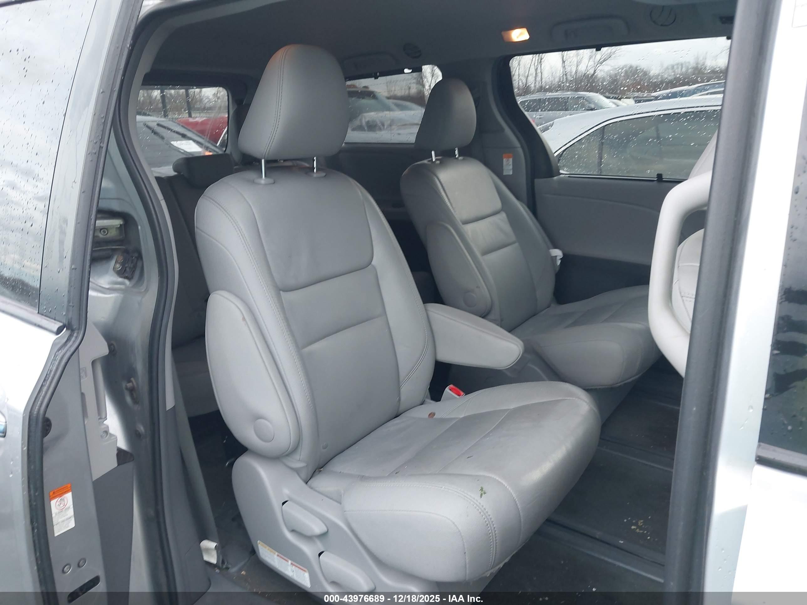 TOYOTA SIENNA image 8