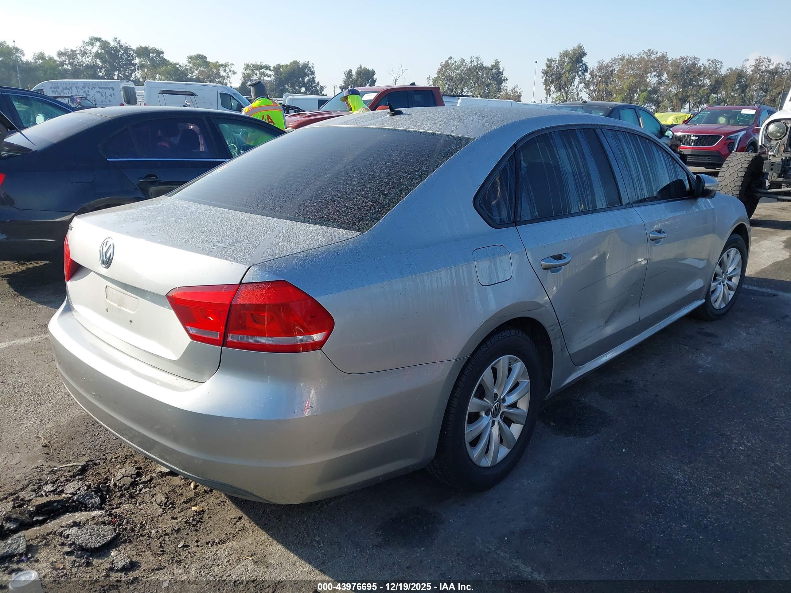 VOLKSWAGEN PASSAT image 4