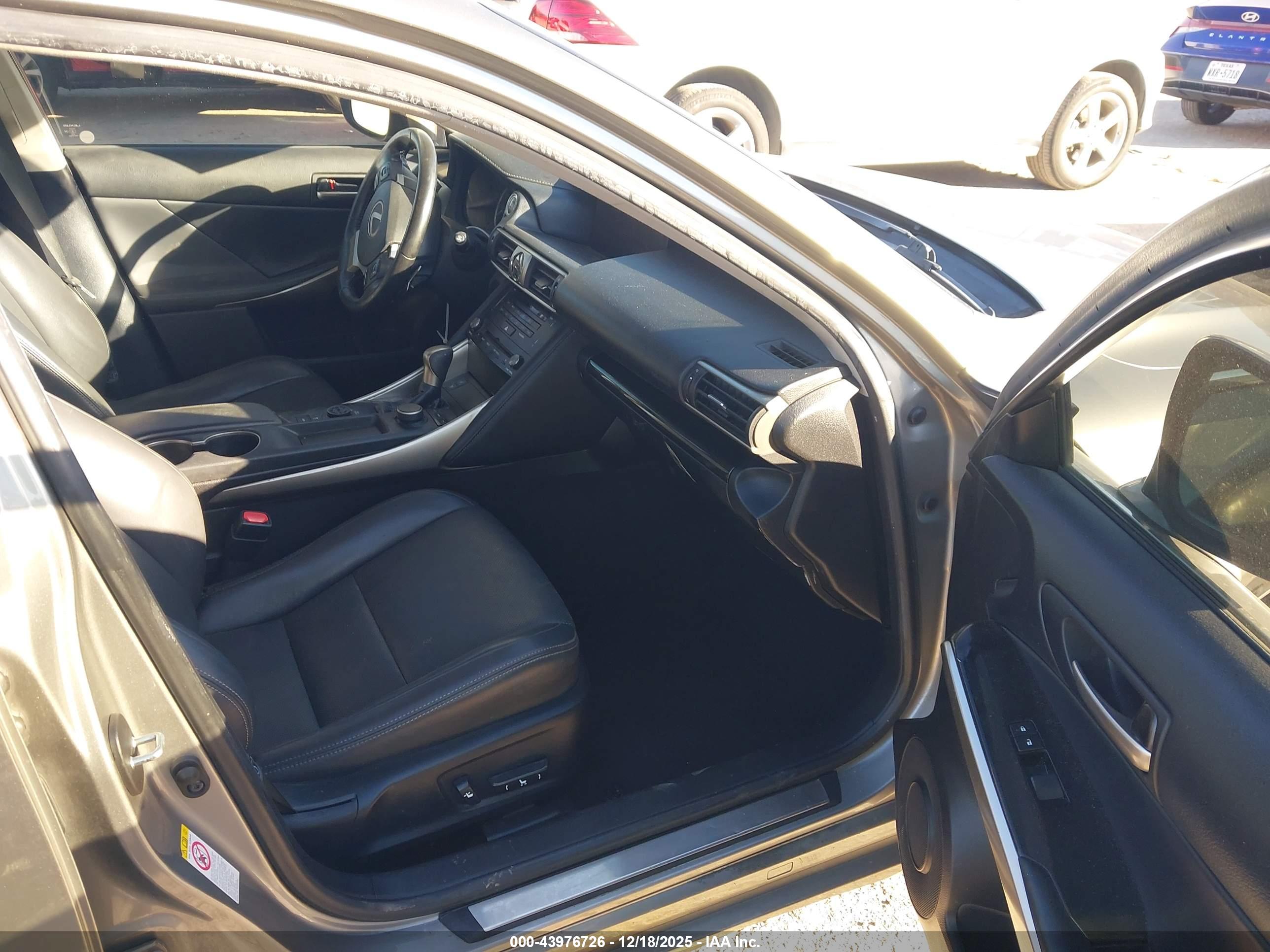 LEXUS IS image 5