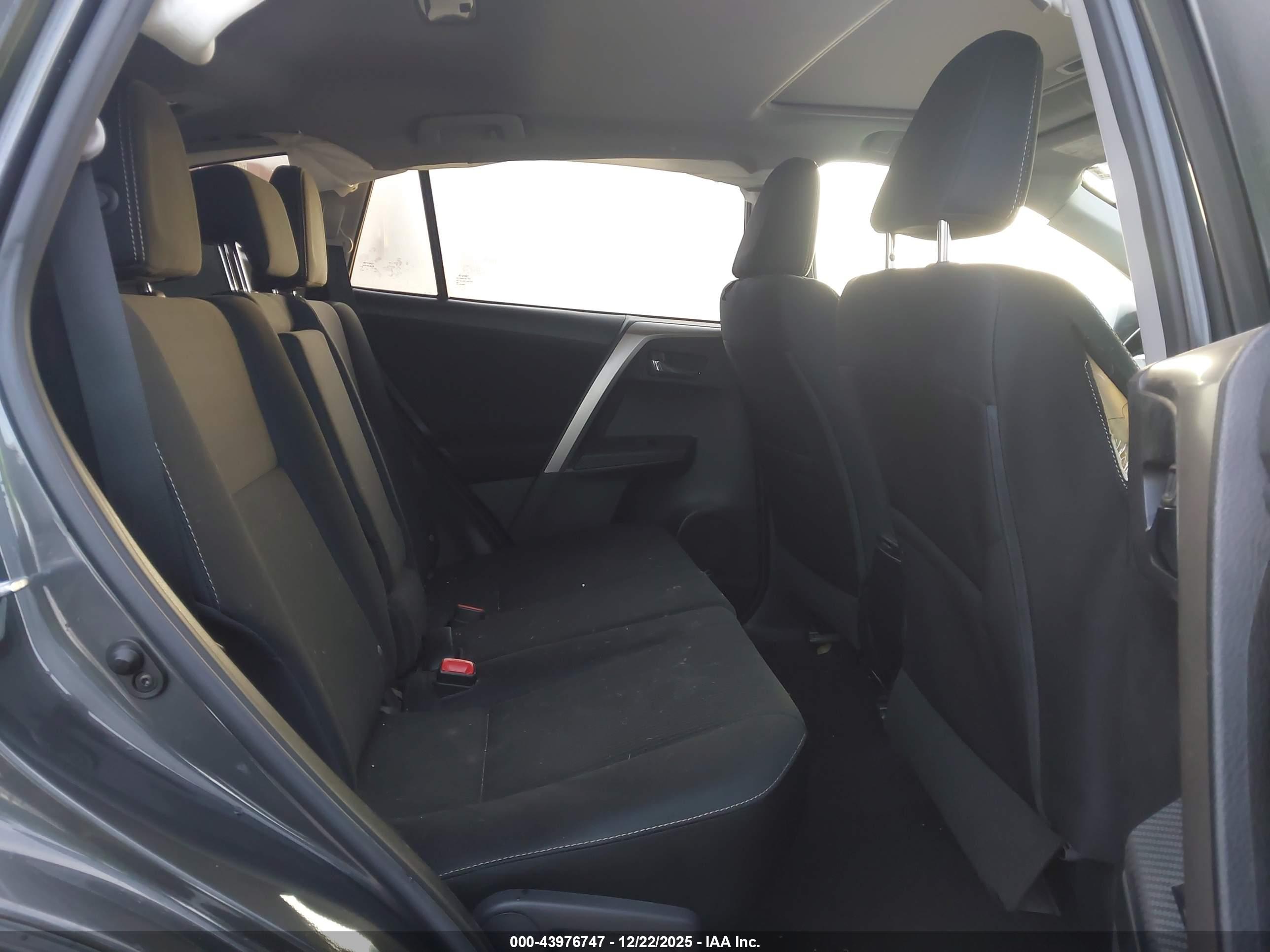 TOYOTA RAV4 image 8