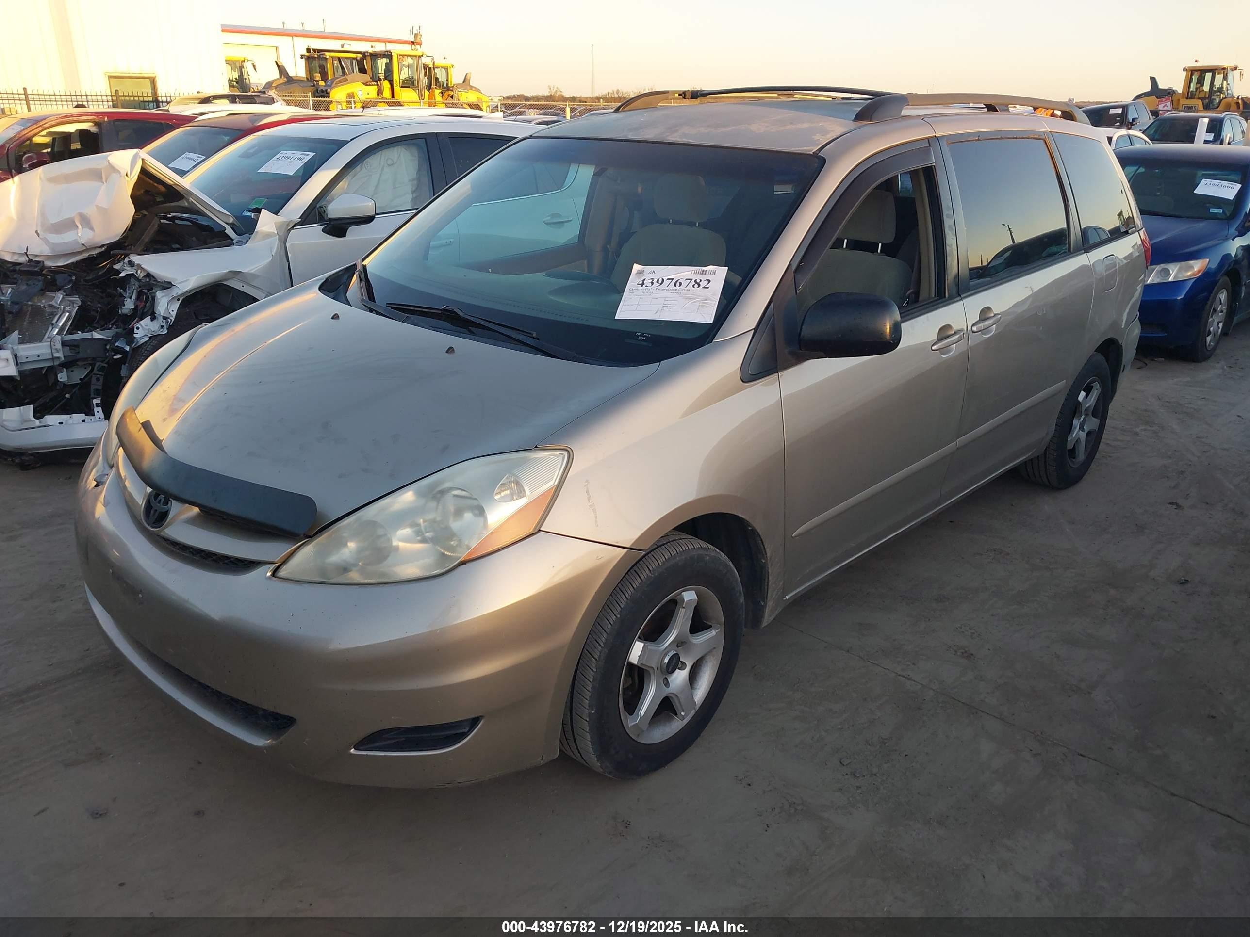 TOYOTA SIENNA image 2