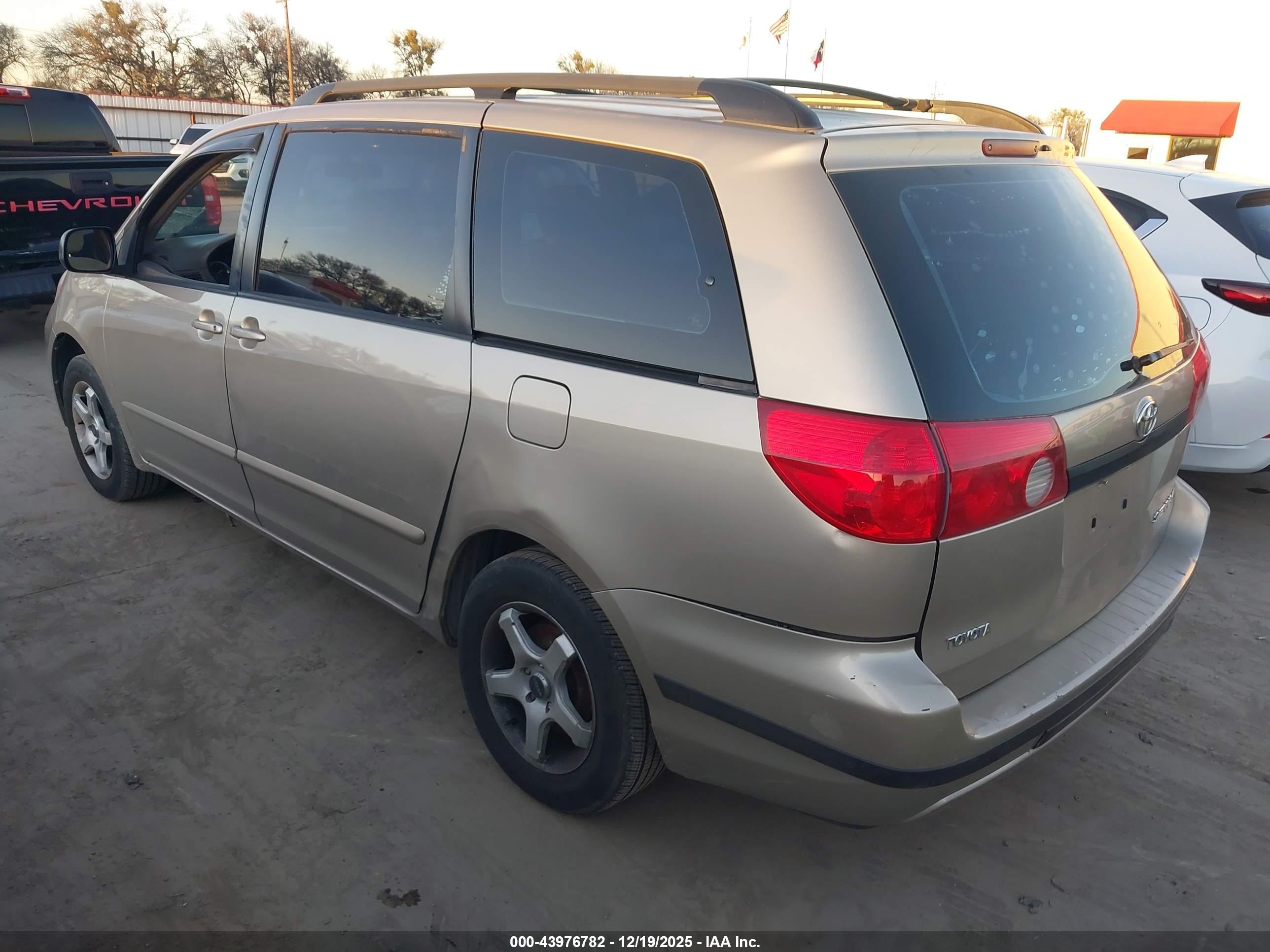 TOYOTA SIENNA image 3