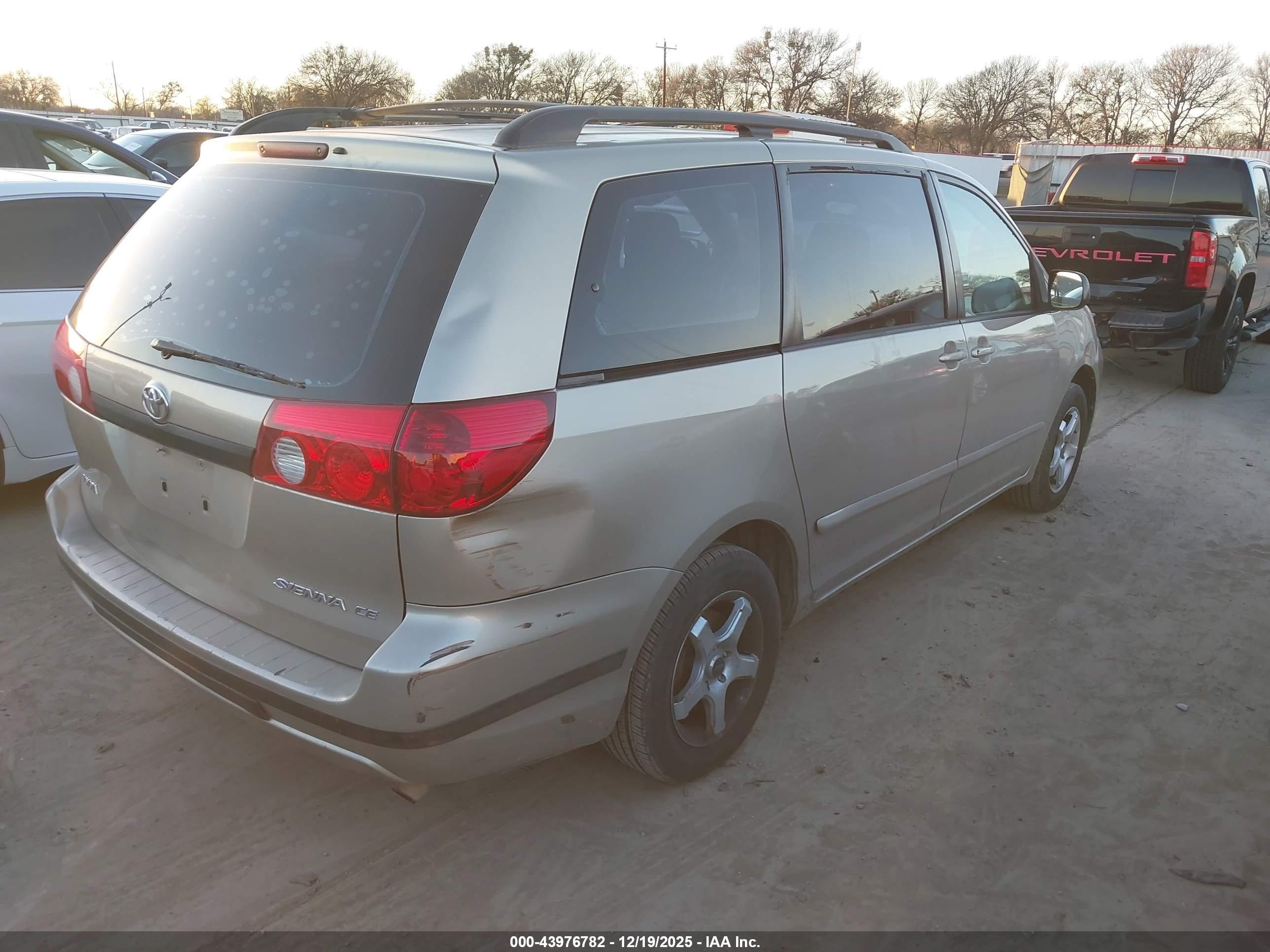 TOYOTA SIENNA image 4