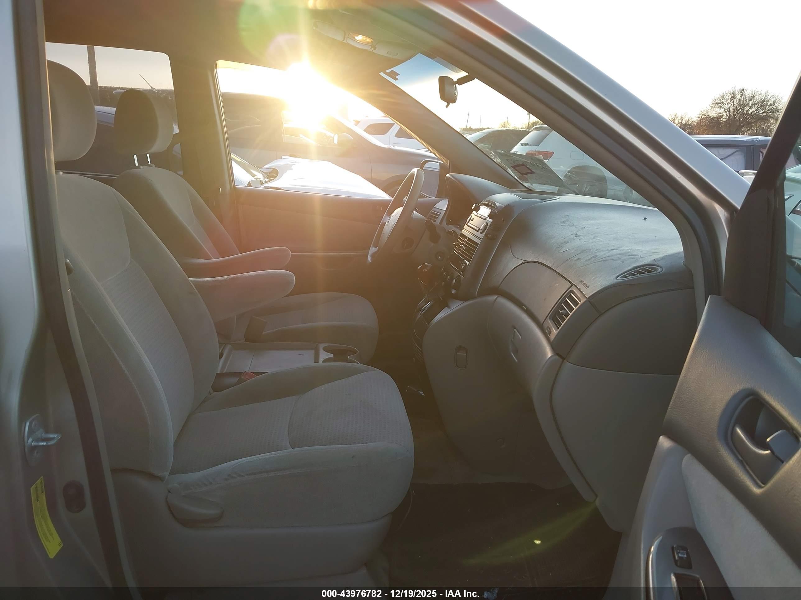 TOYOTA SIENNA image 5