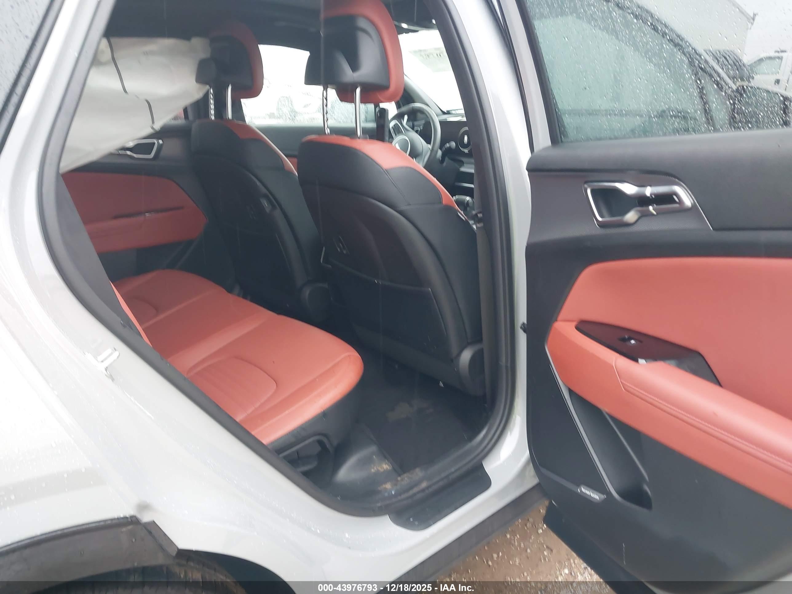 KIA SPORTAGE image 8