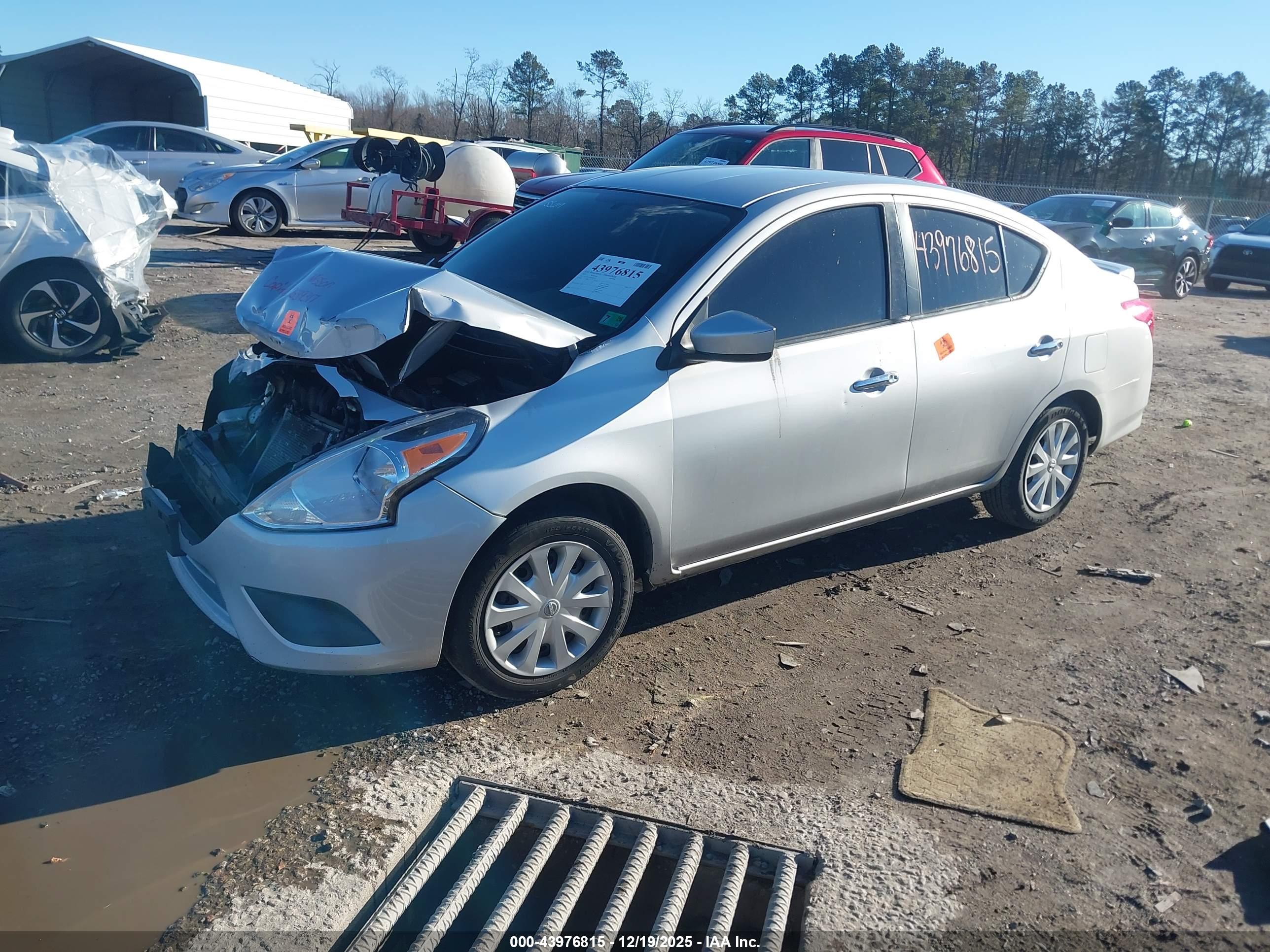 NISSAN VERSA image 2