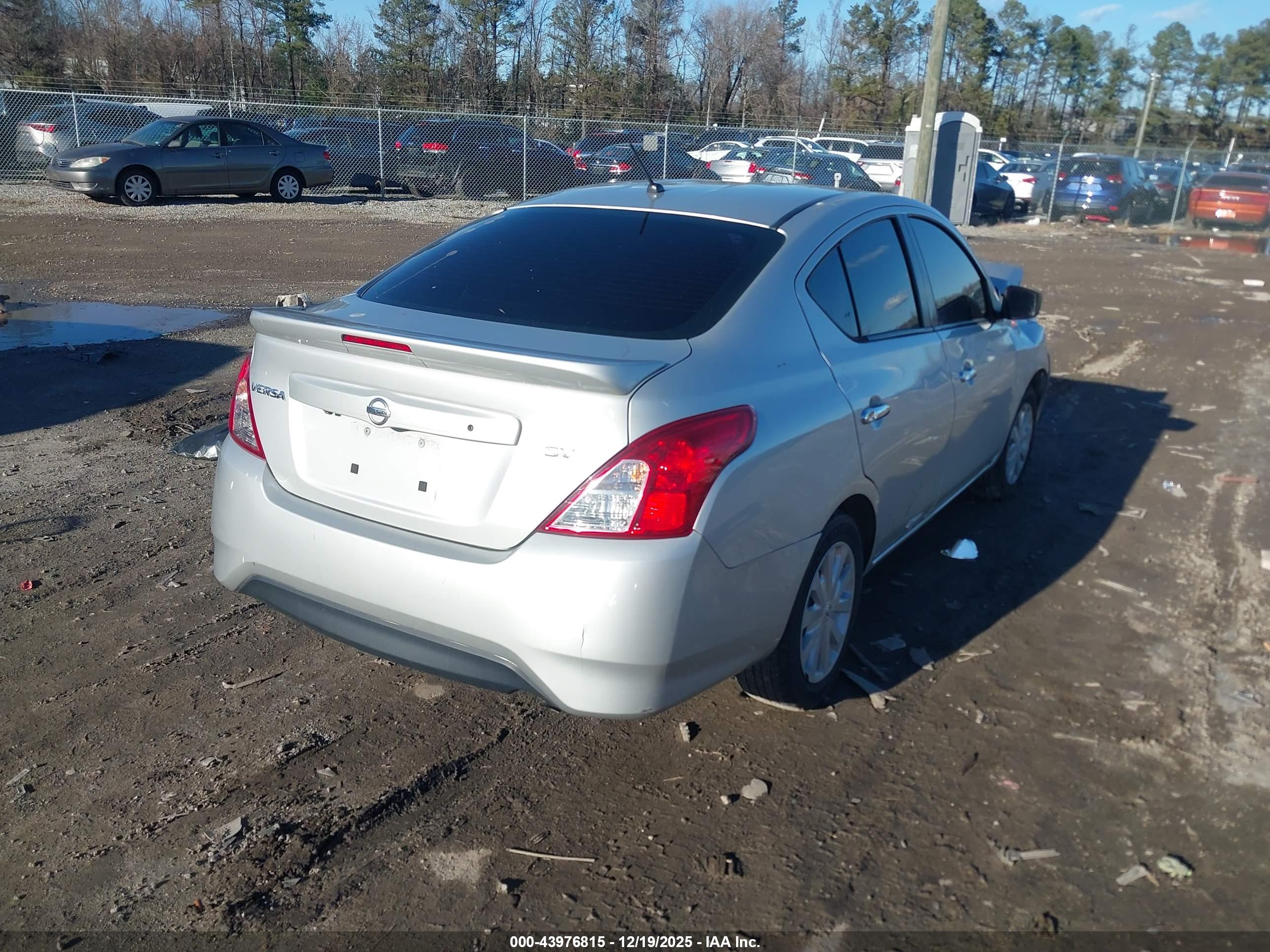 NISSAN VERSA image 4