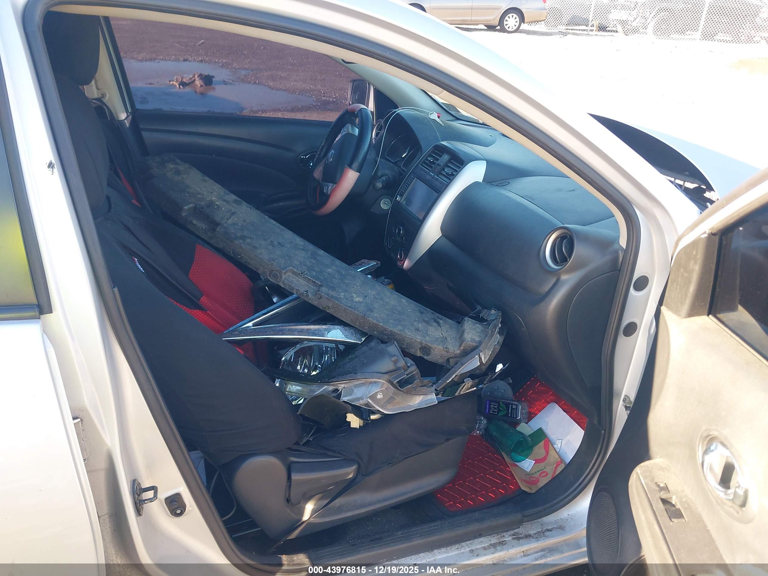 NISSAN VERSA image 5