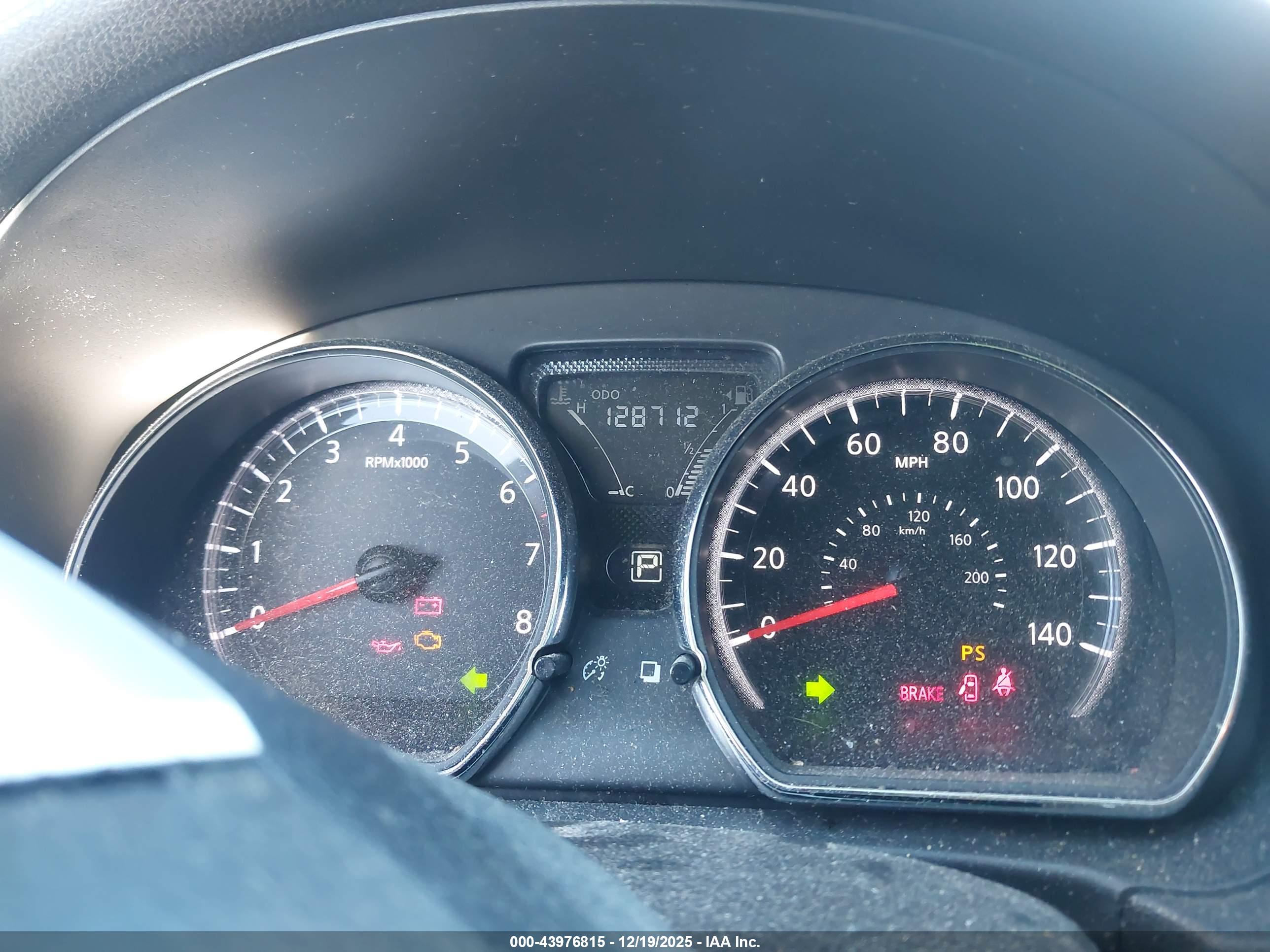 NISSAN VERSA image 7