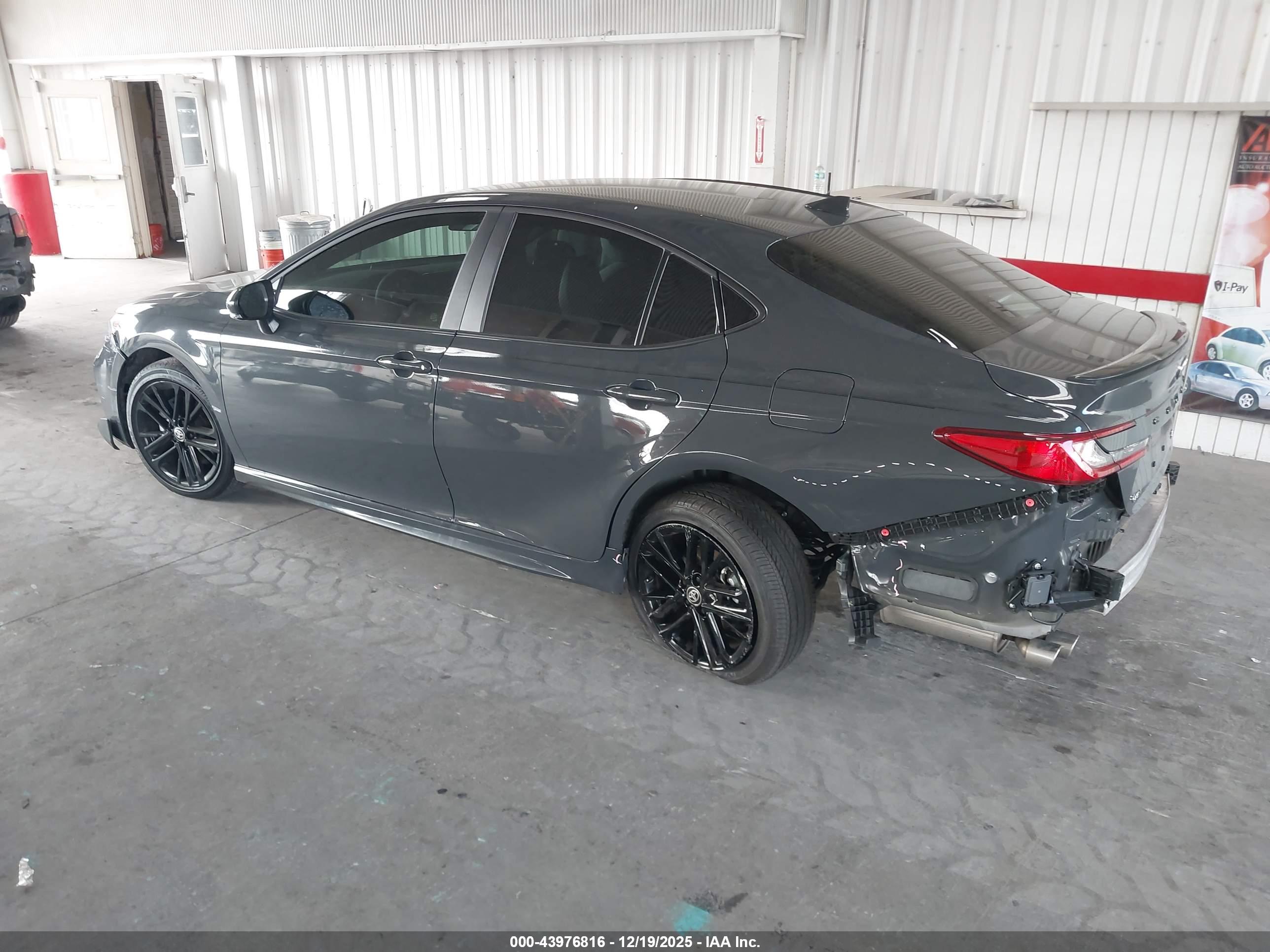 TOYOTA CAMRY image 3