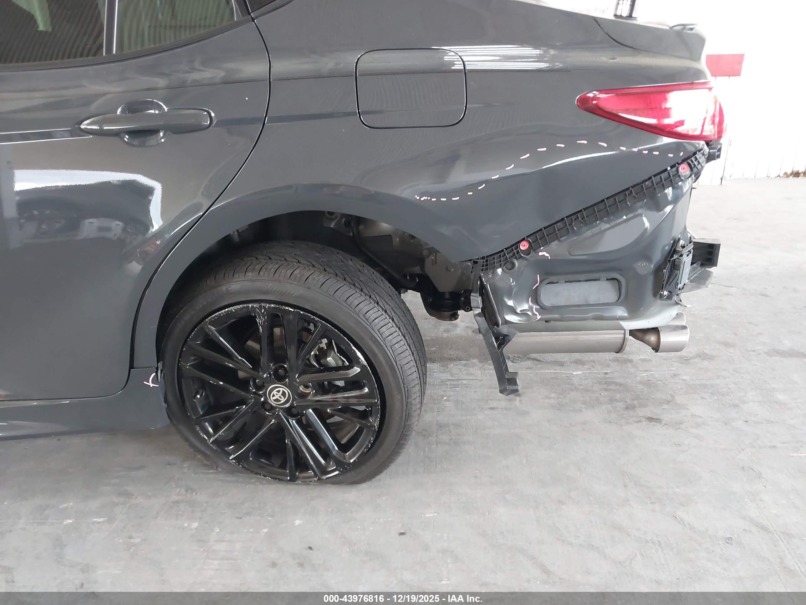 TOYOTA CAMRY image 6