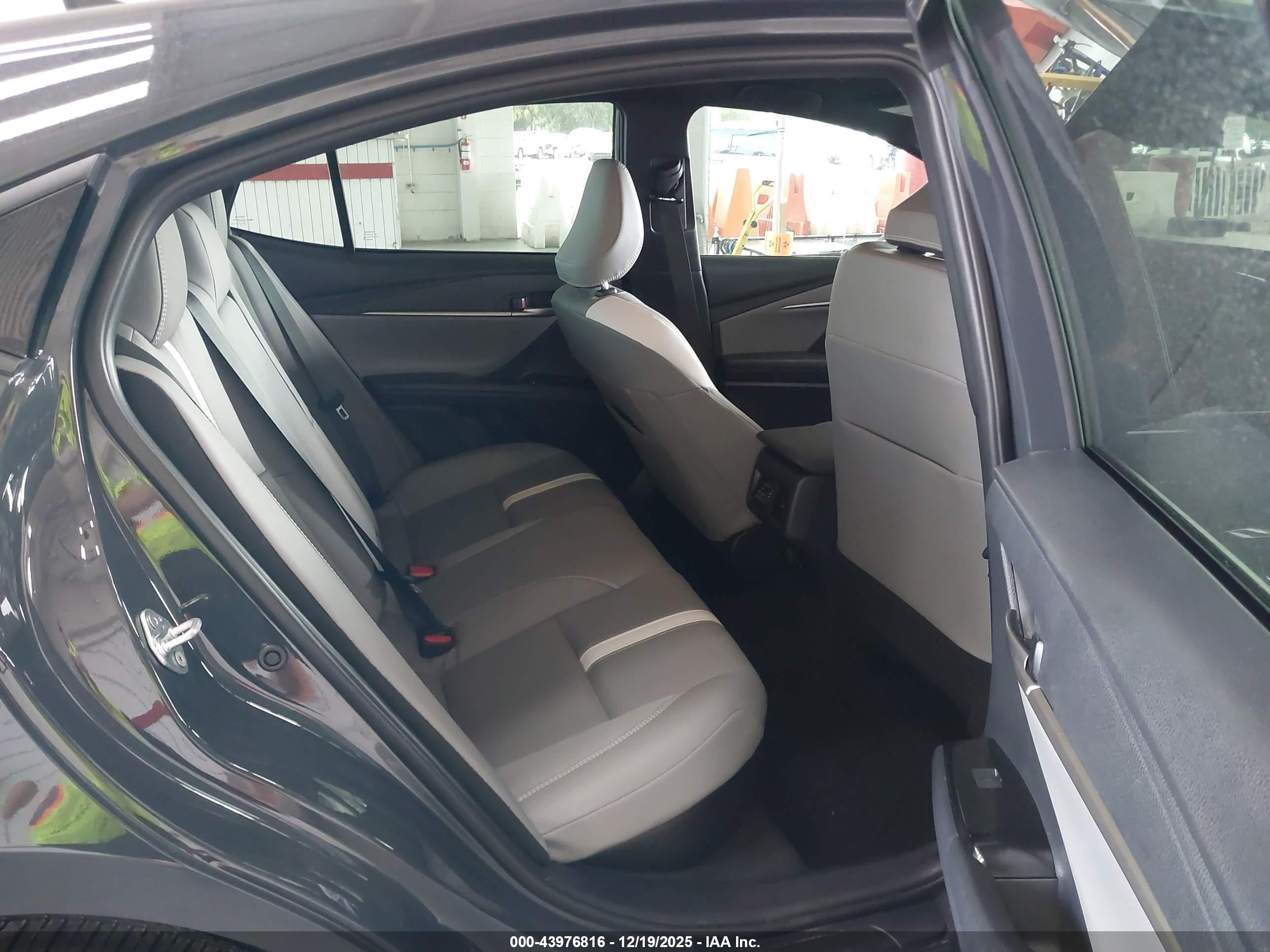 TOYOTA CAMRY image 8