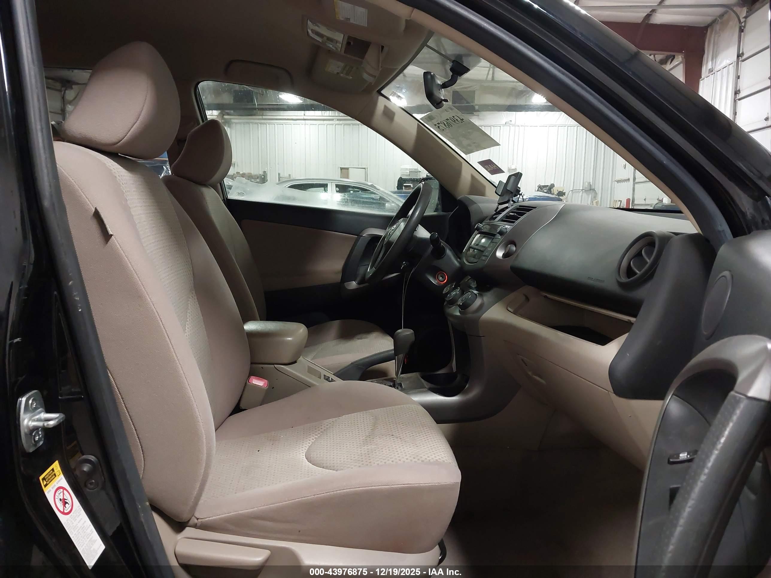 TOYOTA RAV4 image 5