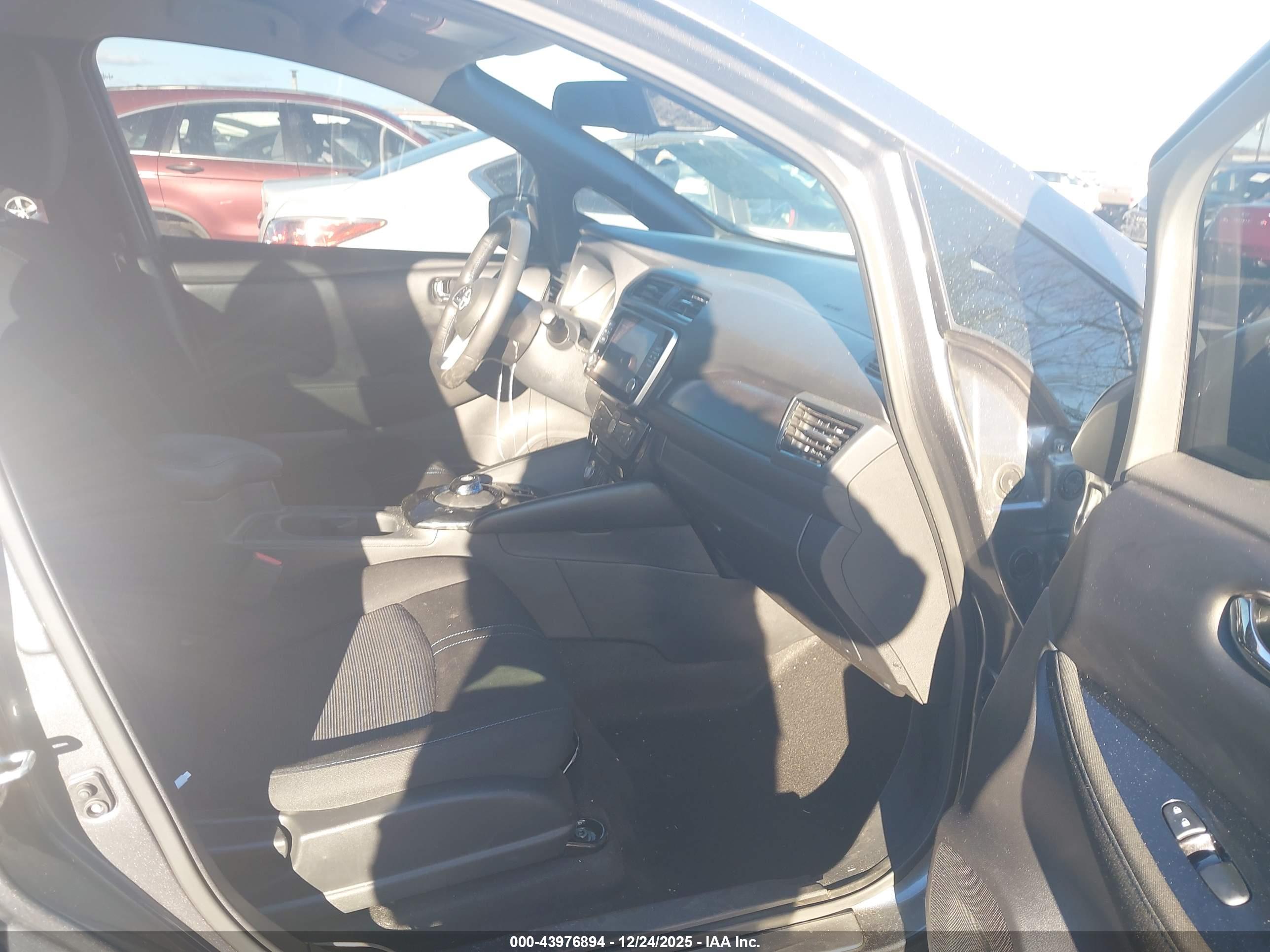 NISSAN LEAF image 5