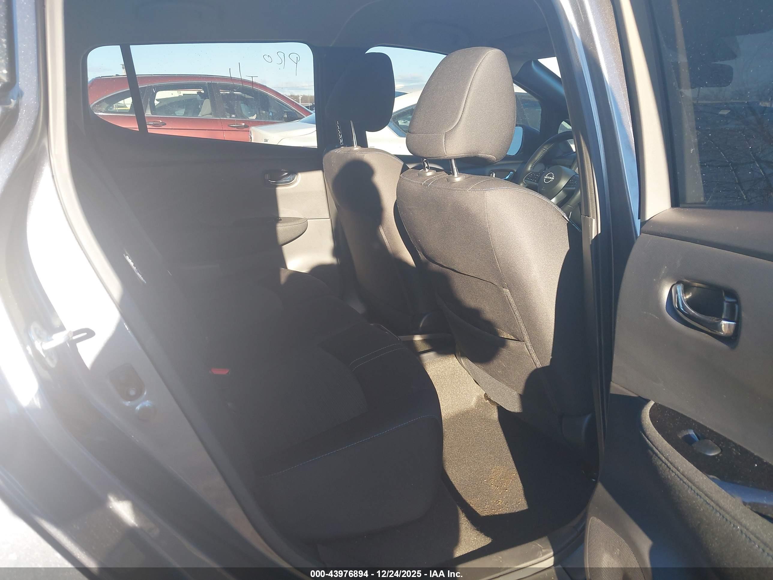 NISSAN LEAF image 8