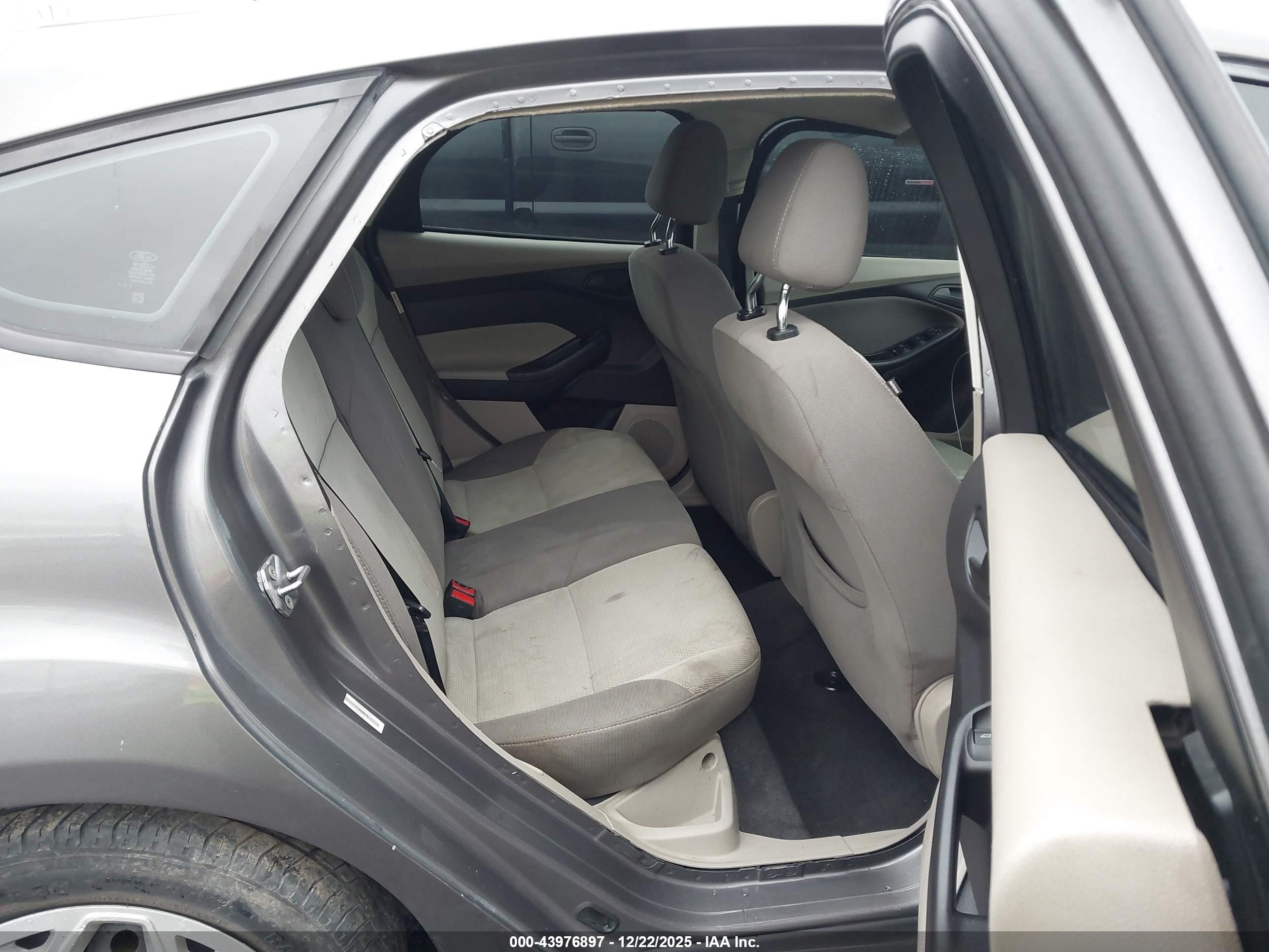 FORD FOCUS image 8